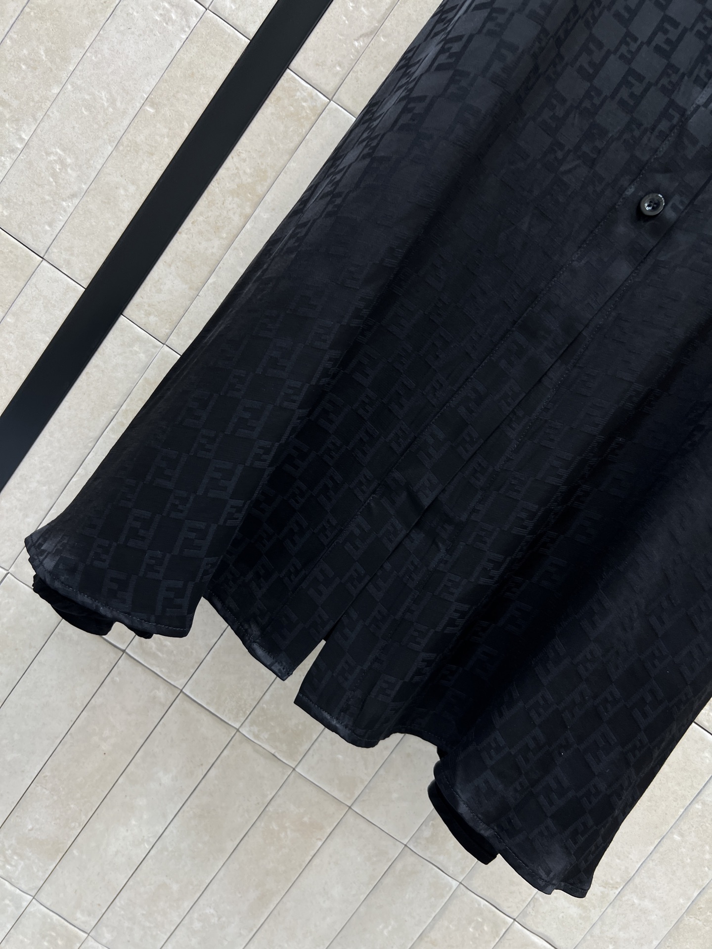 FD家 26春夏新款 提花收腰连衣裙 翻领+短袖单排扣设计 收腰系带勾勒身材比例 裙摆自然垂坠 垂坠提花