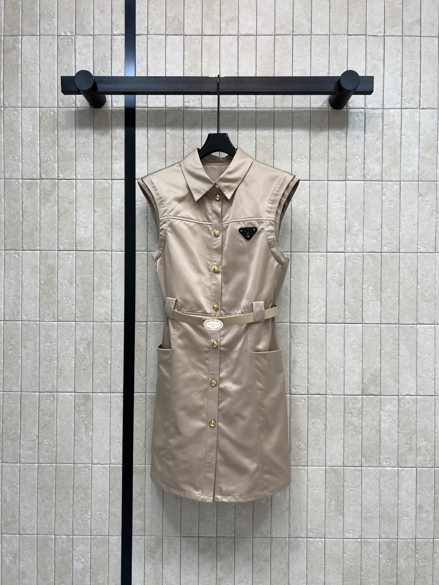 PD家 26春夏新款 收腰无袖衬衫裙 经典衬衫式剪裁 配有标志性三角徽标和金色排扣 低调又大方 高品质面