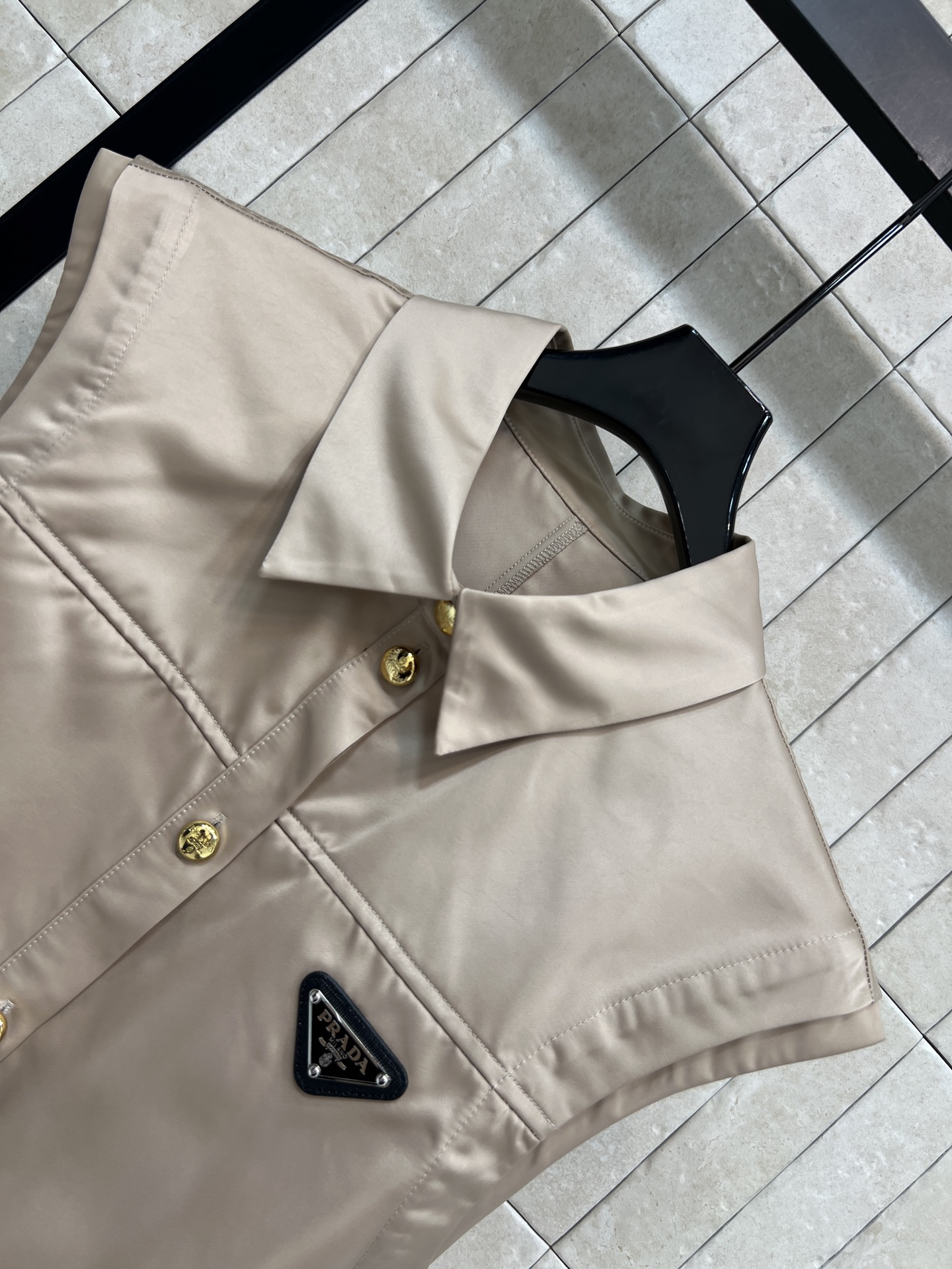 PD家 26春夏新款 收腰无袖衬衫裙 经典衬衫式剪裁 配有标志性三角徽标和金色排扣 低调又大方 高品质面