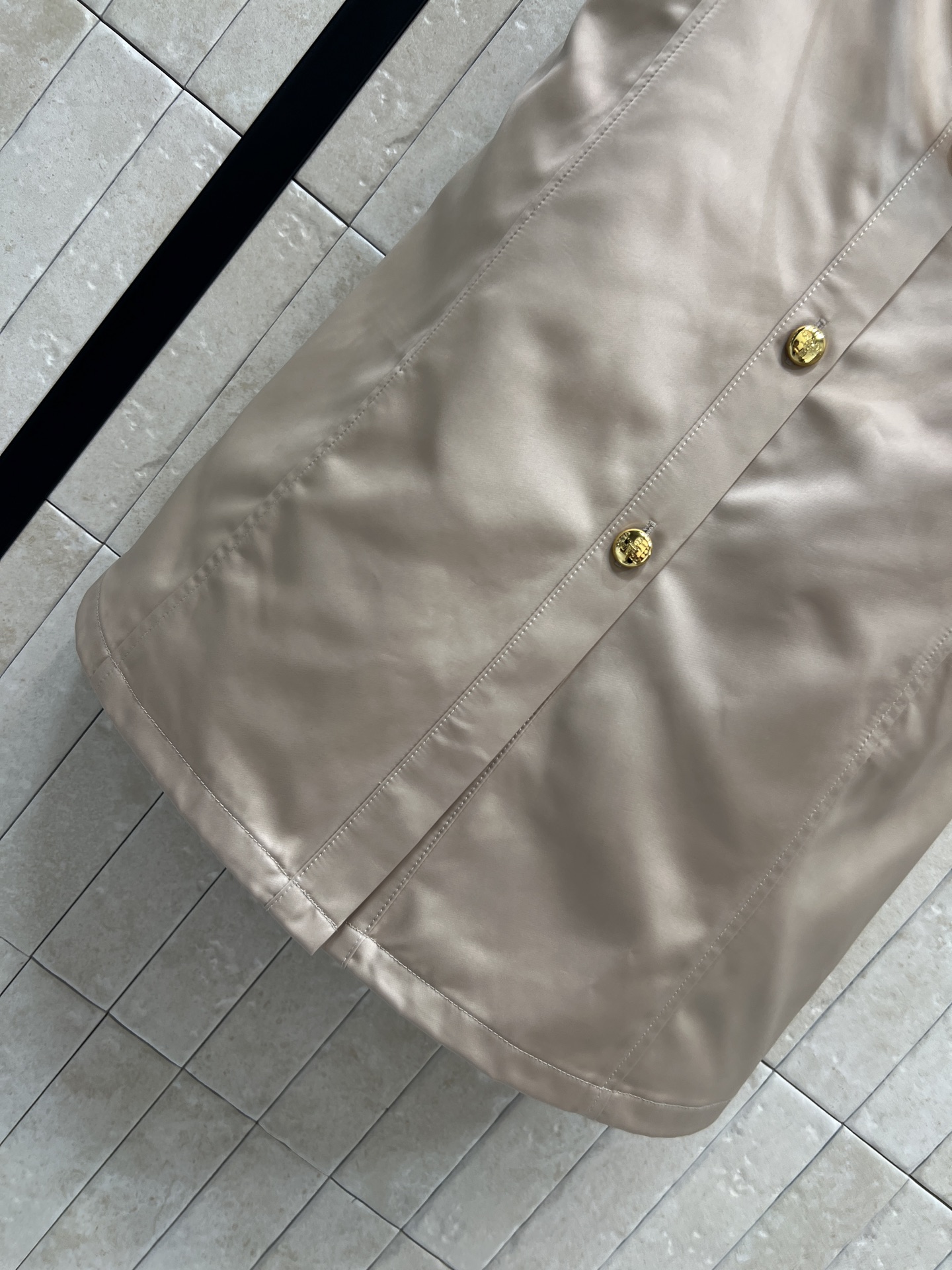 PD家 26春夏新款 收腰无袖衬衫裙 经典衬衫式剪裁 配有标志性三角徽标和金色排扣 低调又大方 高品质面