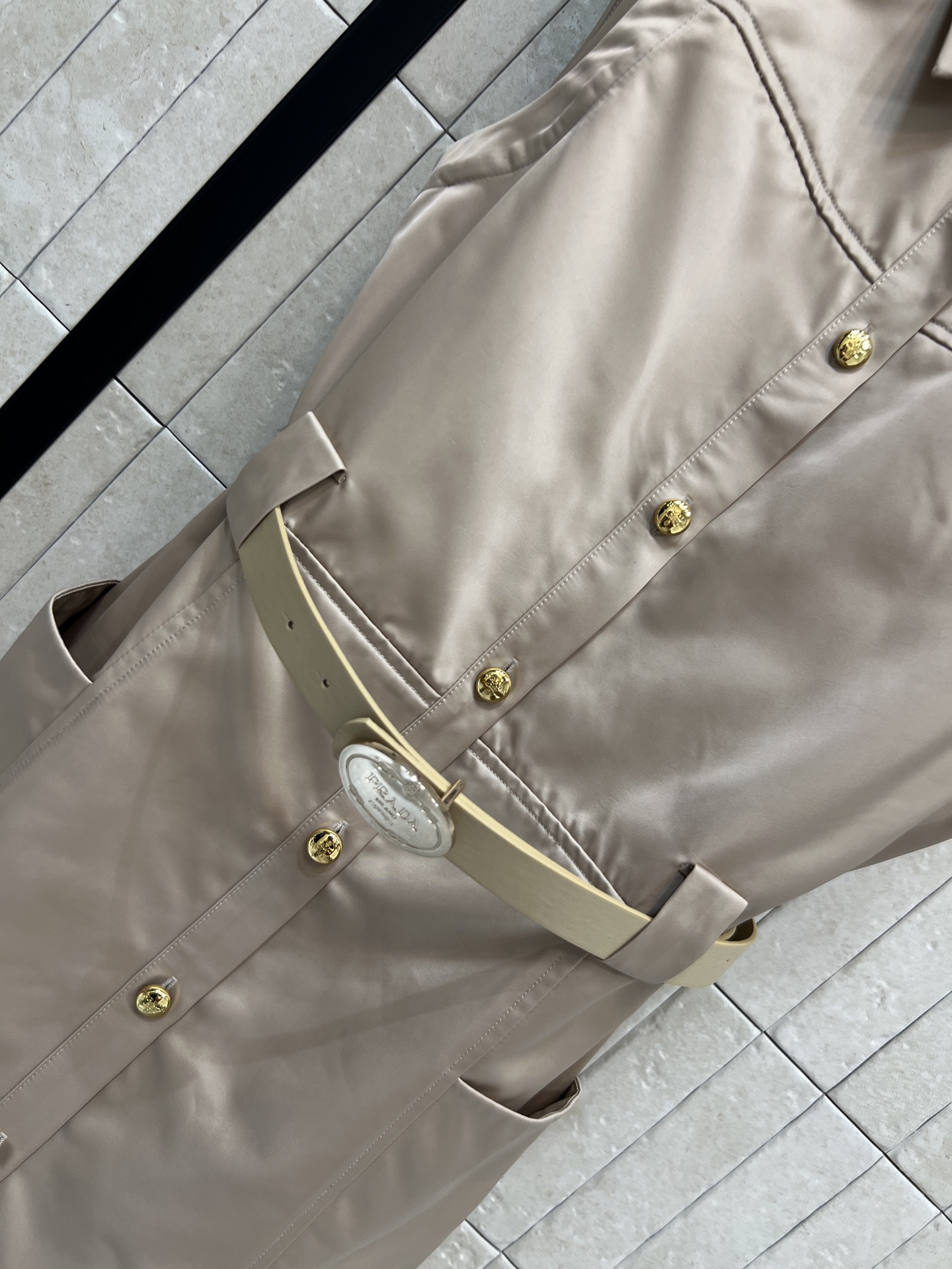 PD家 26春夏新款 收腰无袖衬衫裙 经典衬衫式剪裁 配有标志性三角徽标和金色排扣 低调又大方 高品质面