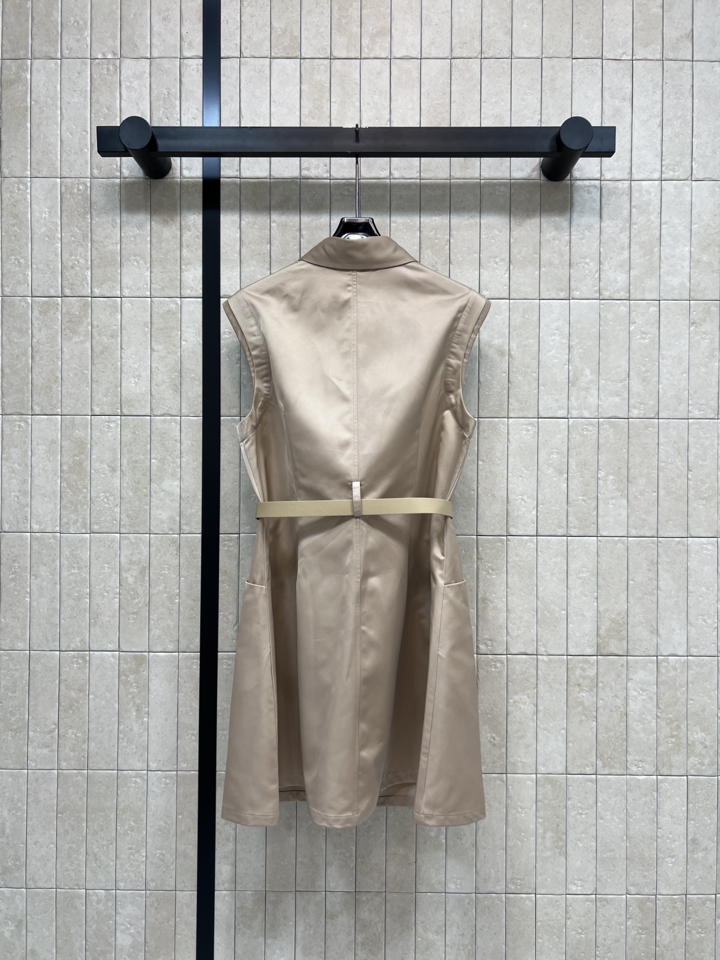 PD家 26春夏新款 收腰无袖衬衫裙 经典衬衫式剪裁 配有标志性三角徽标和金色排扣 低调又大方 高品质面