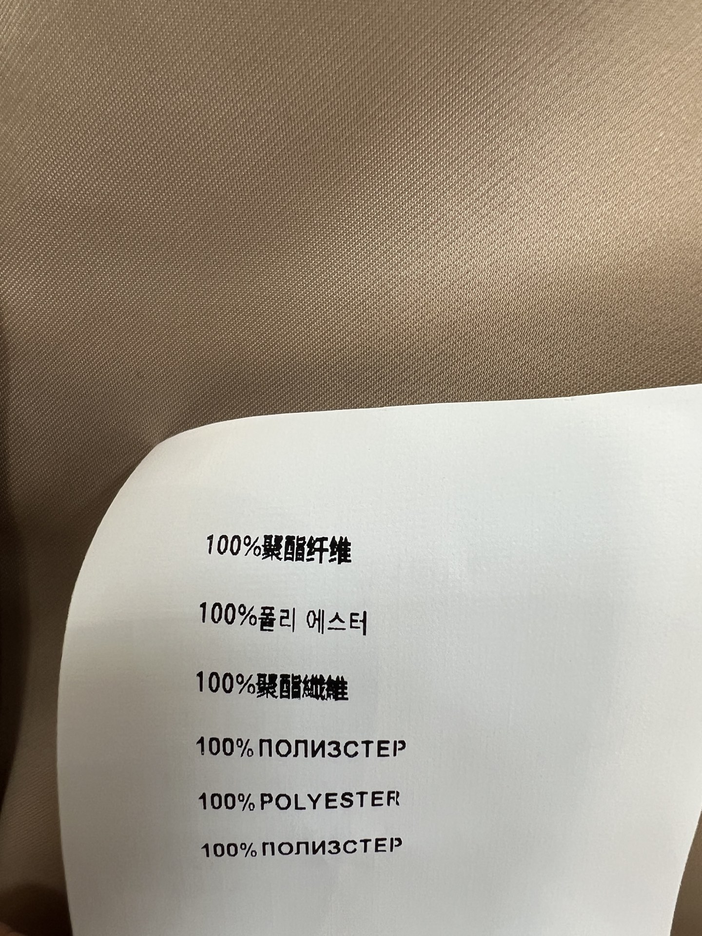 PD家 26春夏新款 收腰无袖衬衫裙 经典衬衫式剪裁 配有标志性三角徽标和金色排扣 低调又大方 高品质面