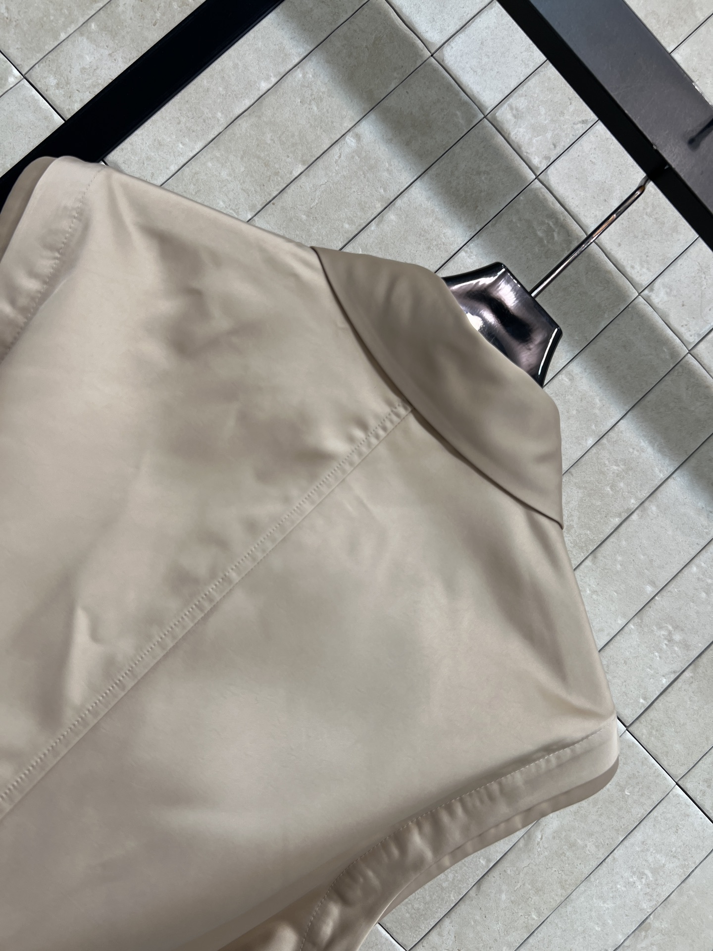 PD家 26春夏新款 收腰无袖衬衫裙 经典衬衫式剪裁 配有标志性三角徽标和金色排扣 低调又大方 高品质面