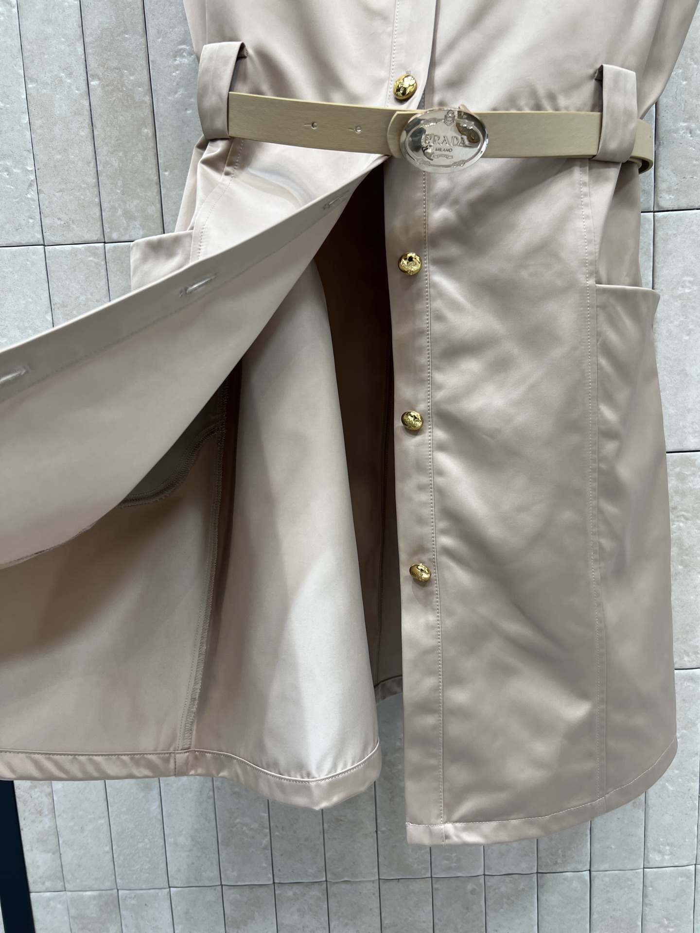 PD家 26春夏新款 收腰无袖衬衫裙 经典衬衫式剪裁 配有标志性三角徽标和金色排扣 低调又大方 高品质面