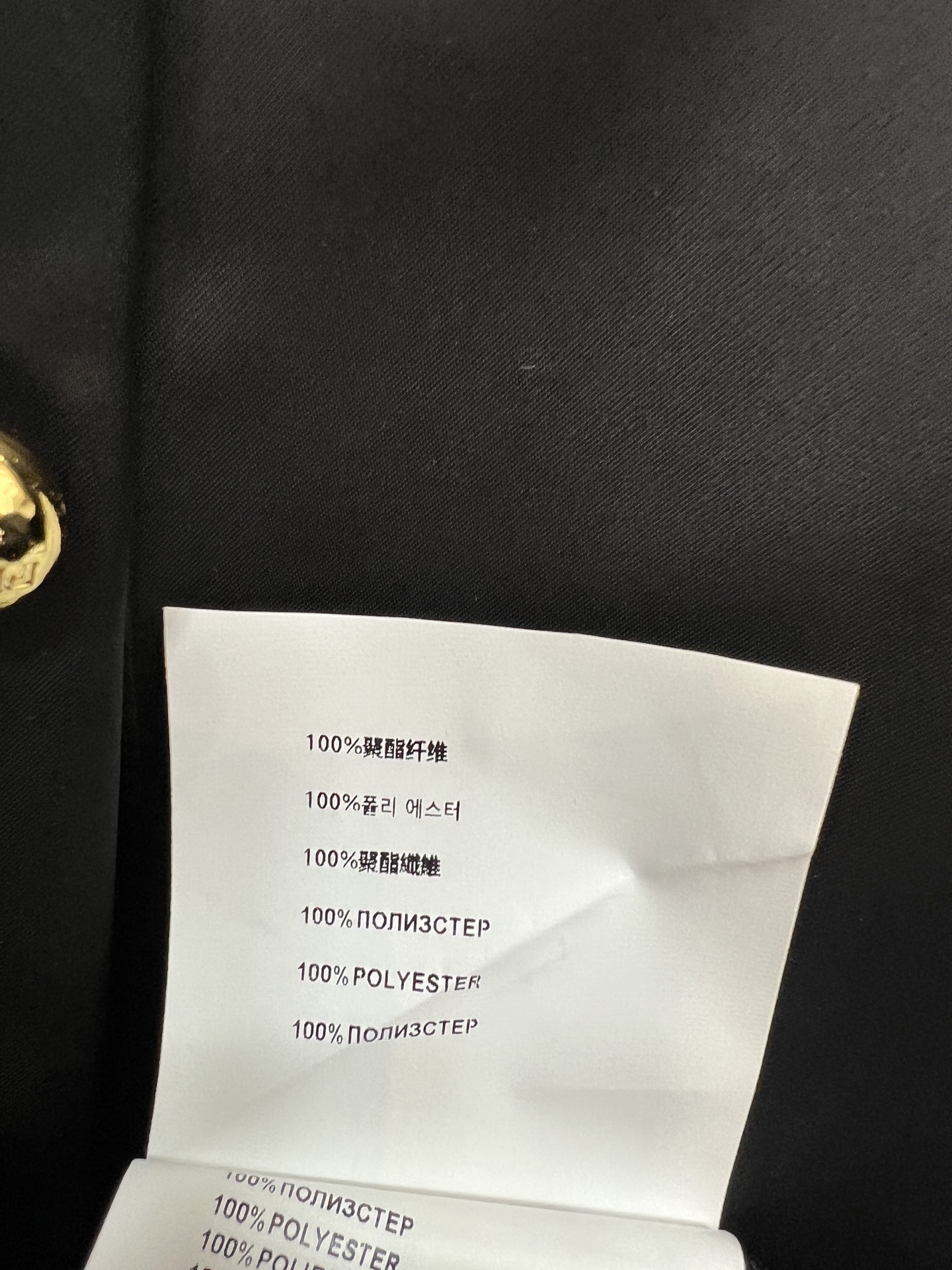 PD家 26春夏新款 收腰无袖衬衫裙 经典衬衫式剪裁 配有标志性三角徽标和金色排扣 低调又大方 高品质面