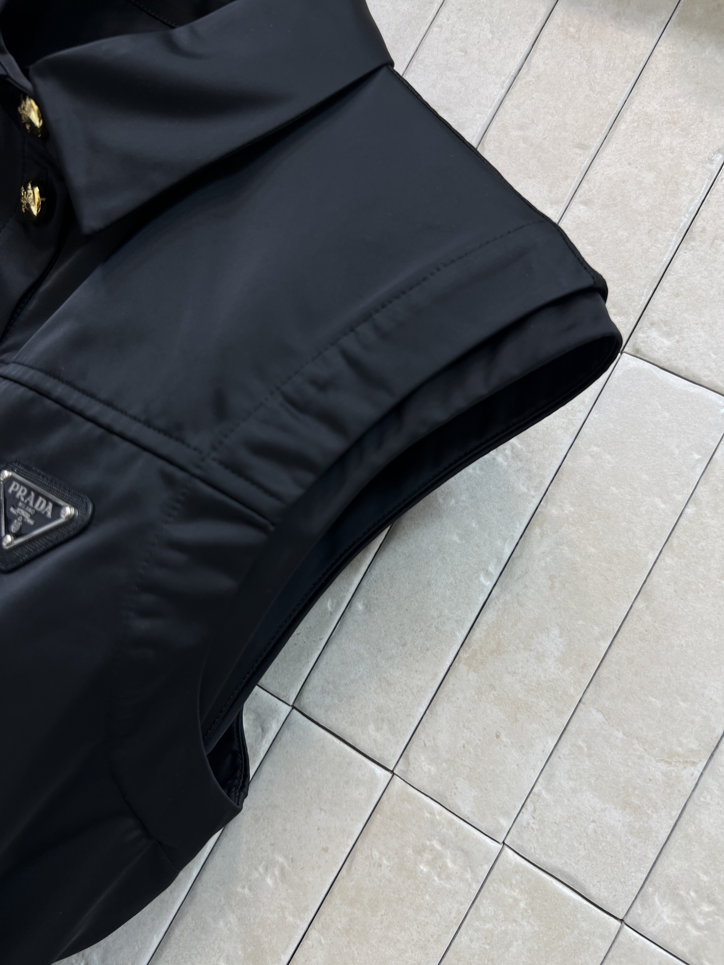 PD家 26春夏新款 收腰无袖衬衫裙 经典衬衫式剪裁 配有标志性三角徽标和金色排扣 低调又大方 高品质面