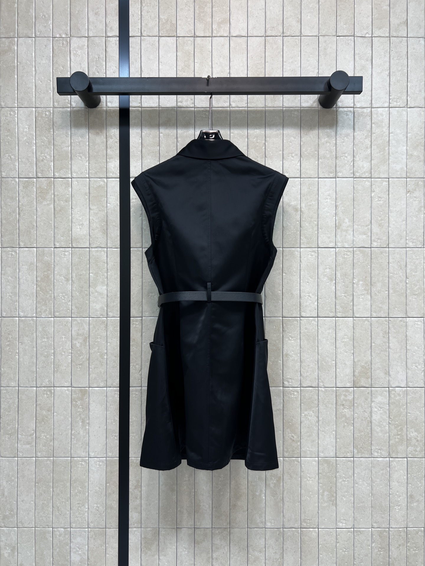 PD家 26春夏新款 收腰无袖衬衫裙 经典衬衫式剪裁 配有标志性三角徽标和金色排扣 低调又大方 高品质面