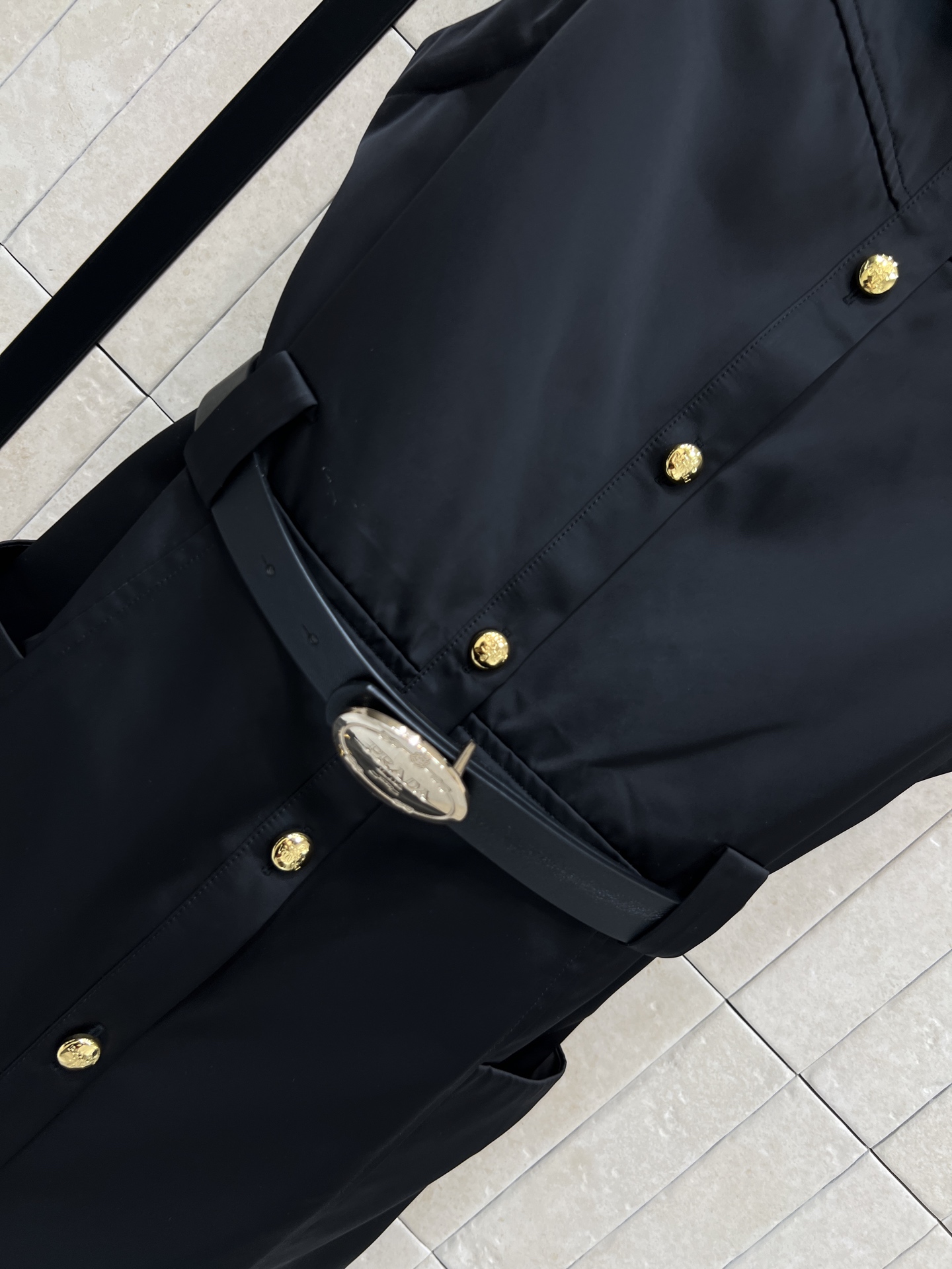 PD家 26春夏新款 收腰无袖衬衫裙 经典衬衫式剪裁 配有标志性三角徽标和金色排扣 低调又大方 高品质面