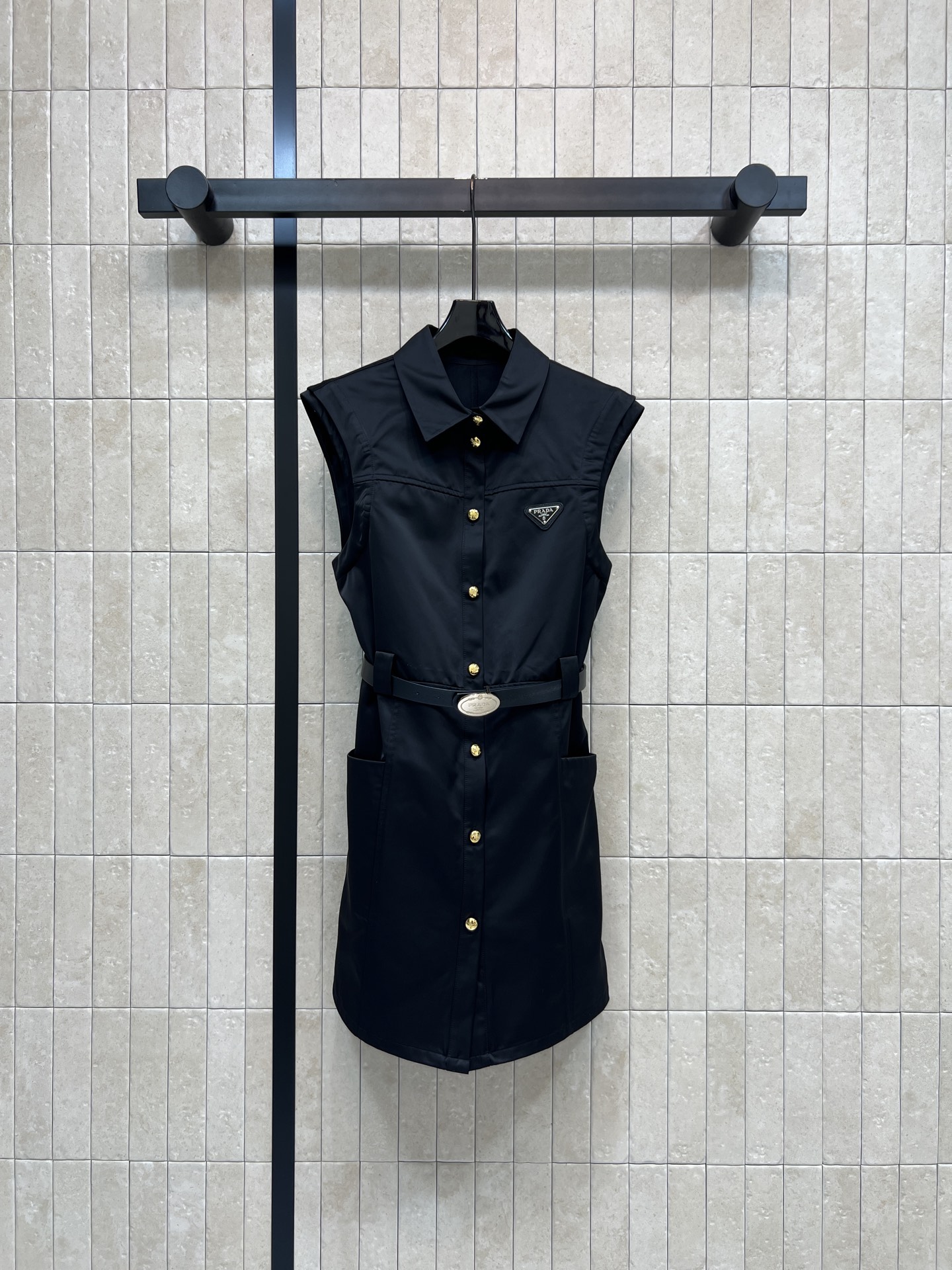 PD家 26春夏新款 收腰无袖衬衫裙 经典衬衫式剪裁 配有标志性三角徽标和金色排扣 低调又大方 高品质面