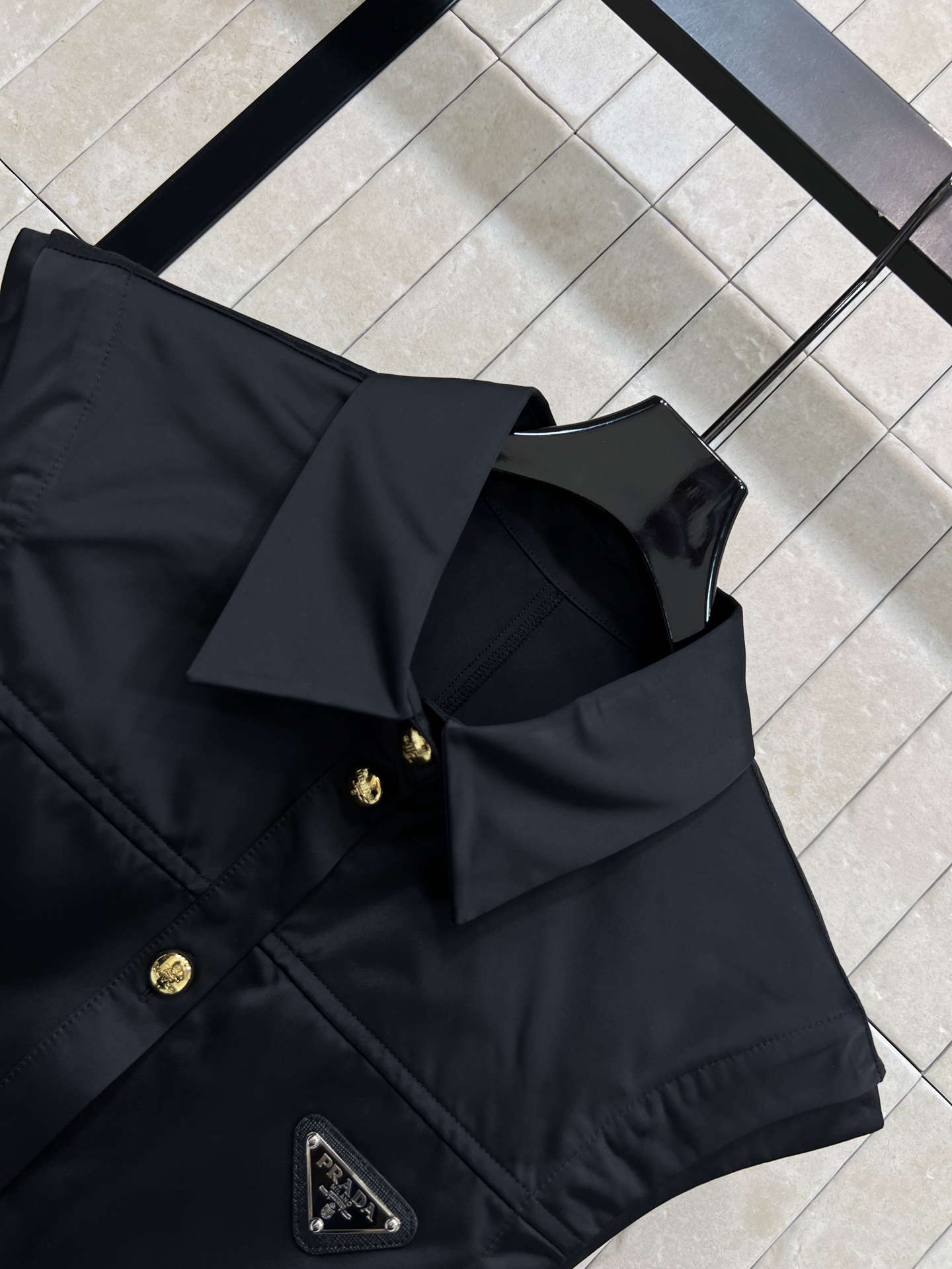 PD家 26春夏新款 收腰无袖衬衫裙 经典衬衫式剪裁 配有标志性三角徽标和金色排扣 低调又大方 高品质面