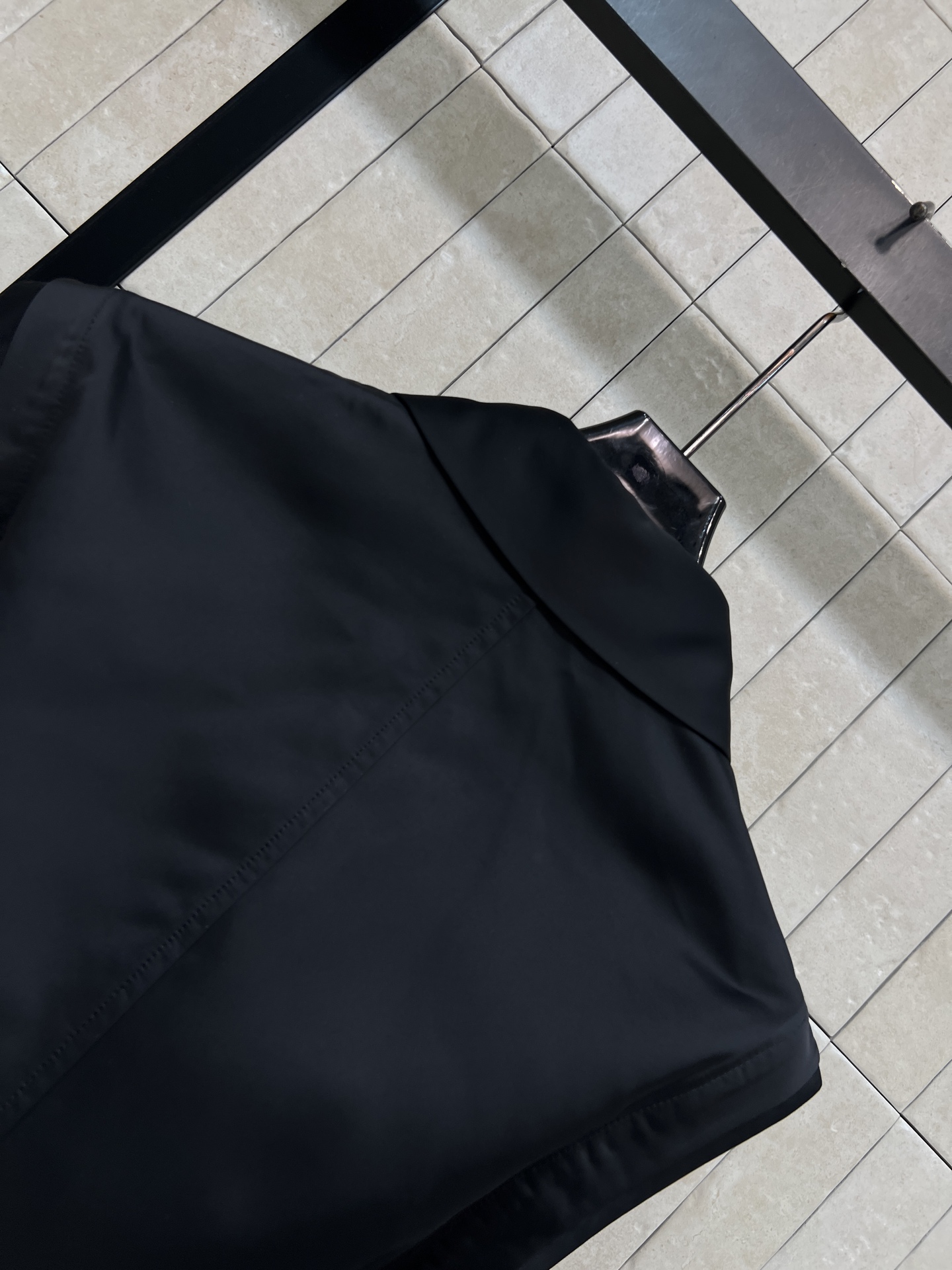 PD家 26春夏新款 收腰无袖衬衫裙 经典衬衫式剪裁 配有标志性三角徽标和金色排扣 低调又大方 高品质面