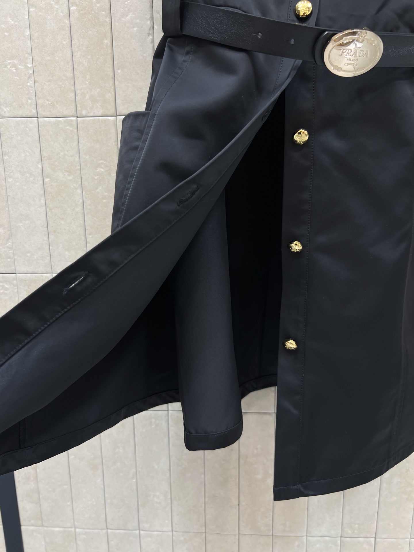 PD家 26春夏新款 收腰无袖衬衫裙 经典衬衫式剪裁 配有标志性三角徽标和金色排扣 低调又大方 高品质面