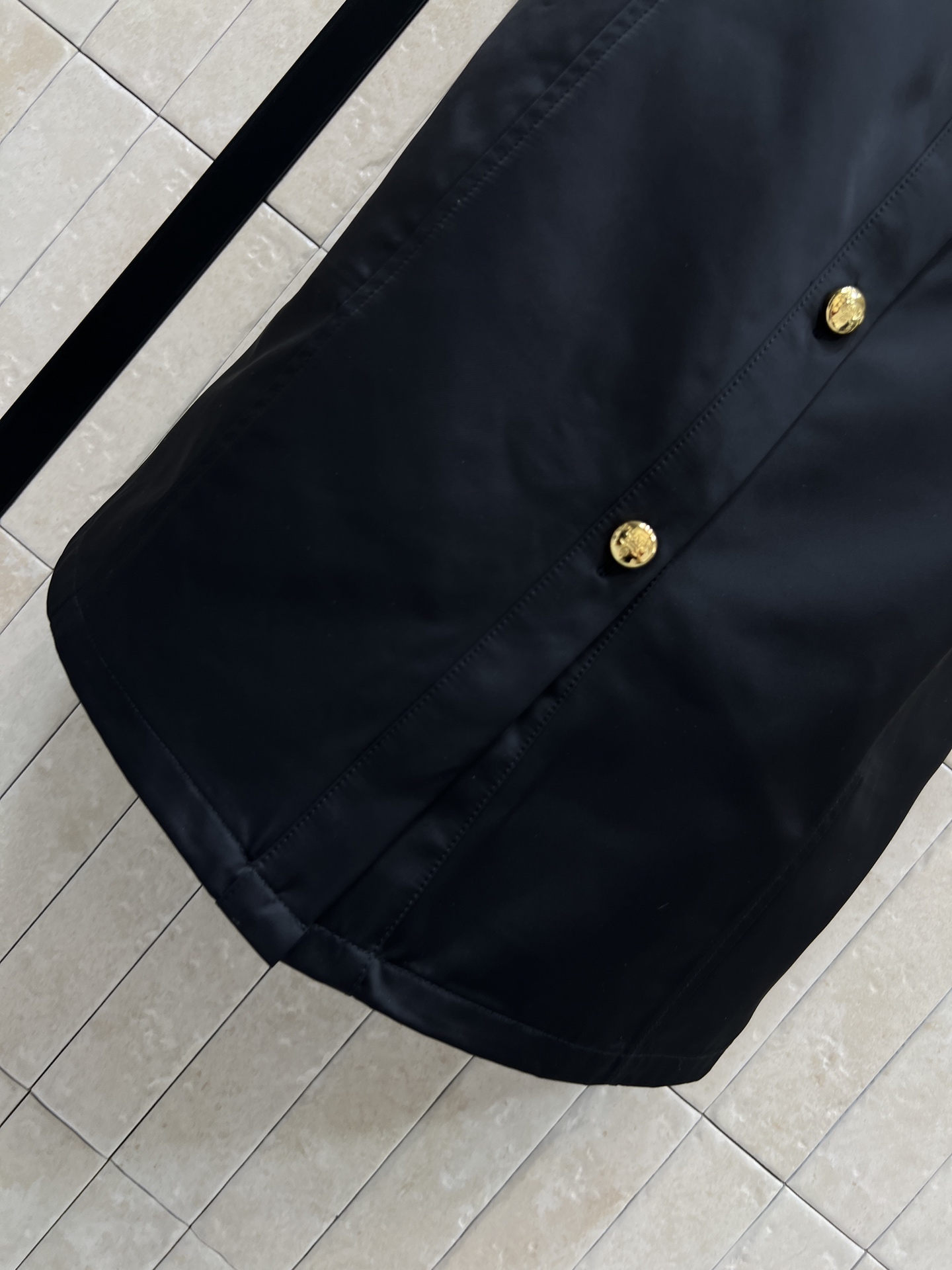 PD家 26春夏新款 收腰无袖衬衫裙 经典衬衫式剪裁 配有标志性三角徽标和金色排扣 低调又大方 高品质面