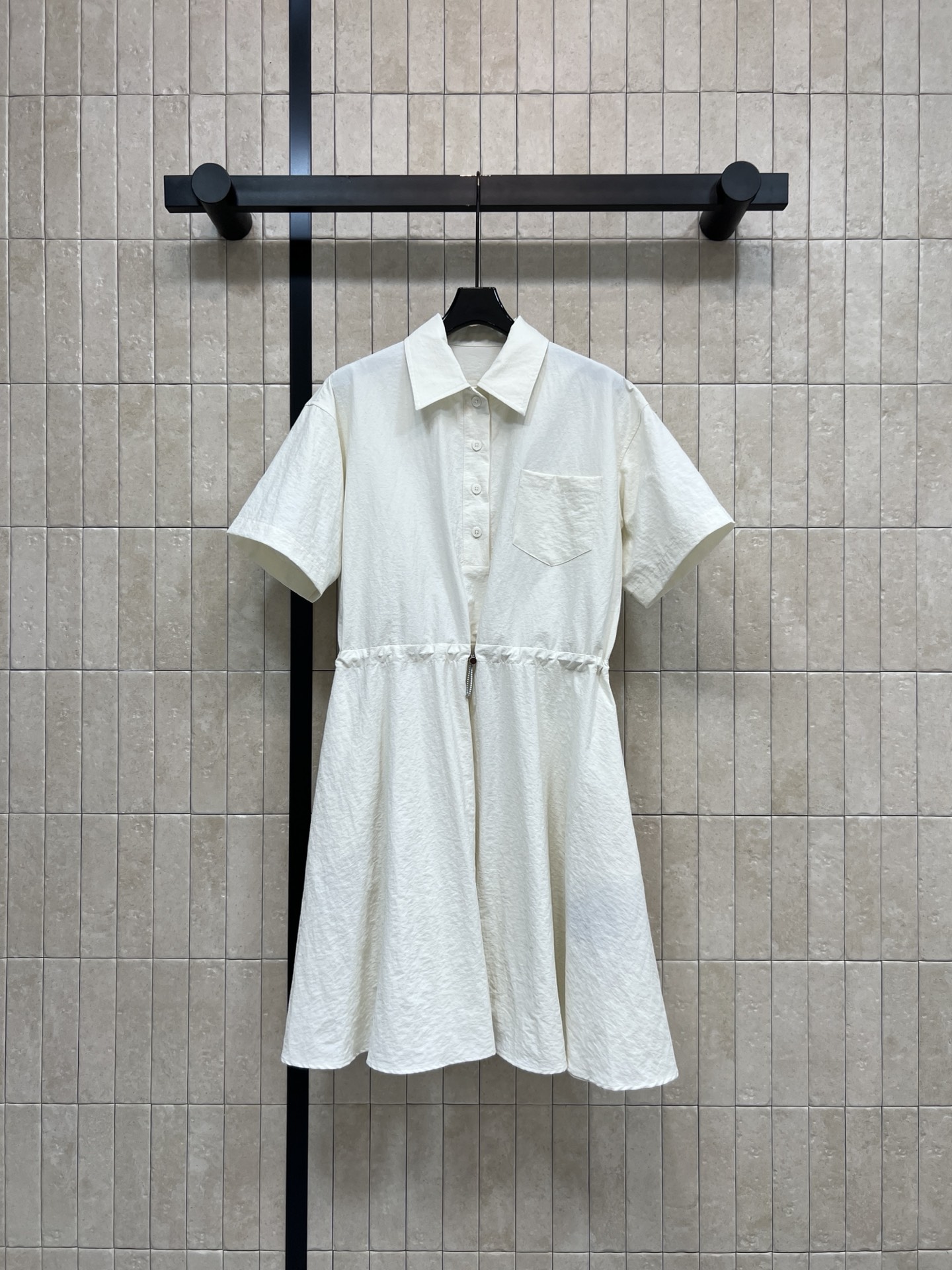 PD家 26春夏新款 白色褶皱衬衫裙 短袖+翻领设计 简约又有细节感 腰部抽绳可调节 轻松修饰身形 A字