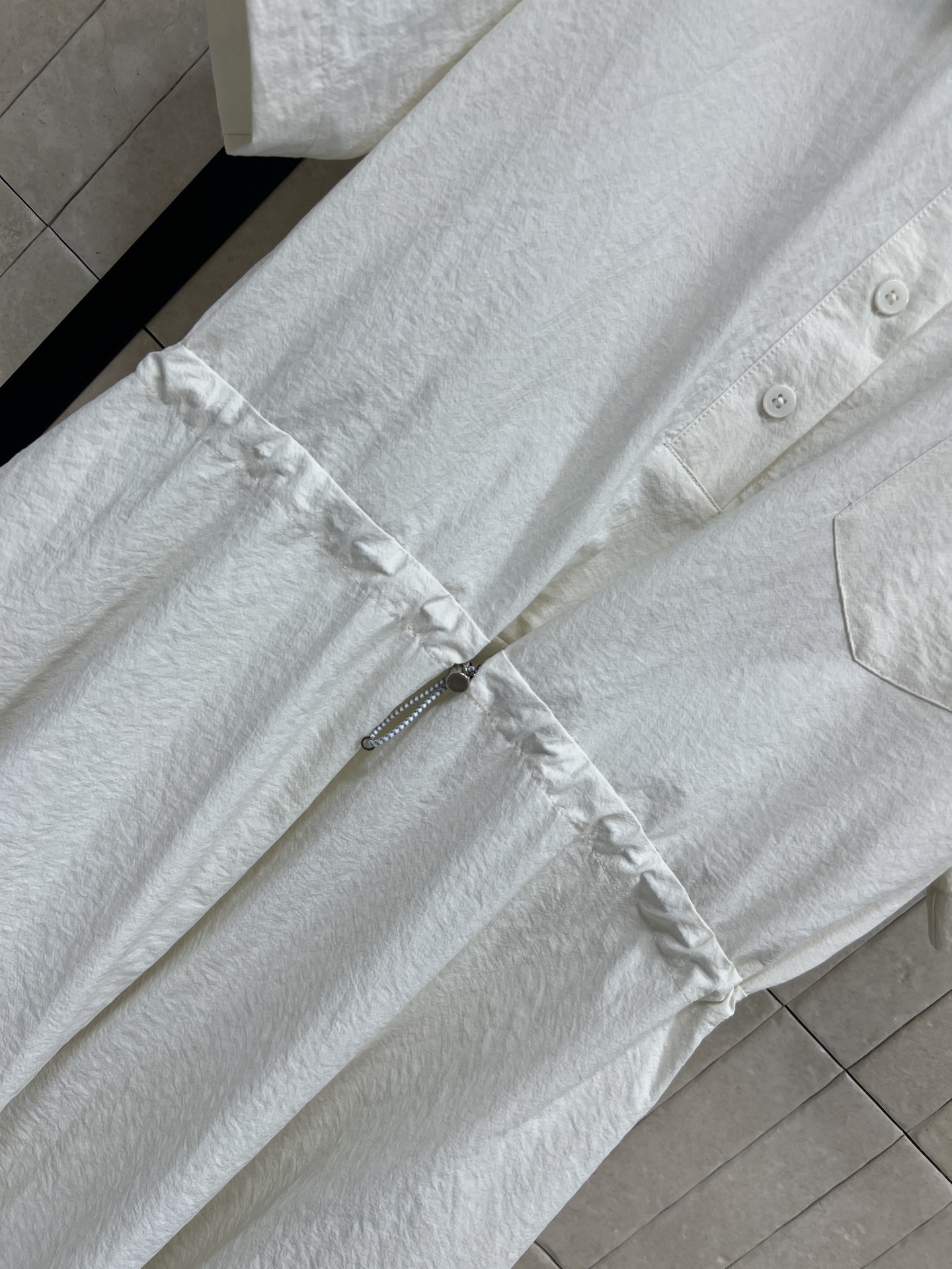 PD家 26春夏新款 白色褶皱衬衫裙 短袖+翻领设计 简约又有细节感 腰部抽绳可调节 轻松修饰身形 A字