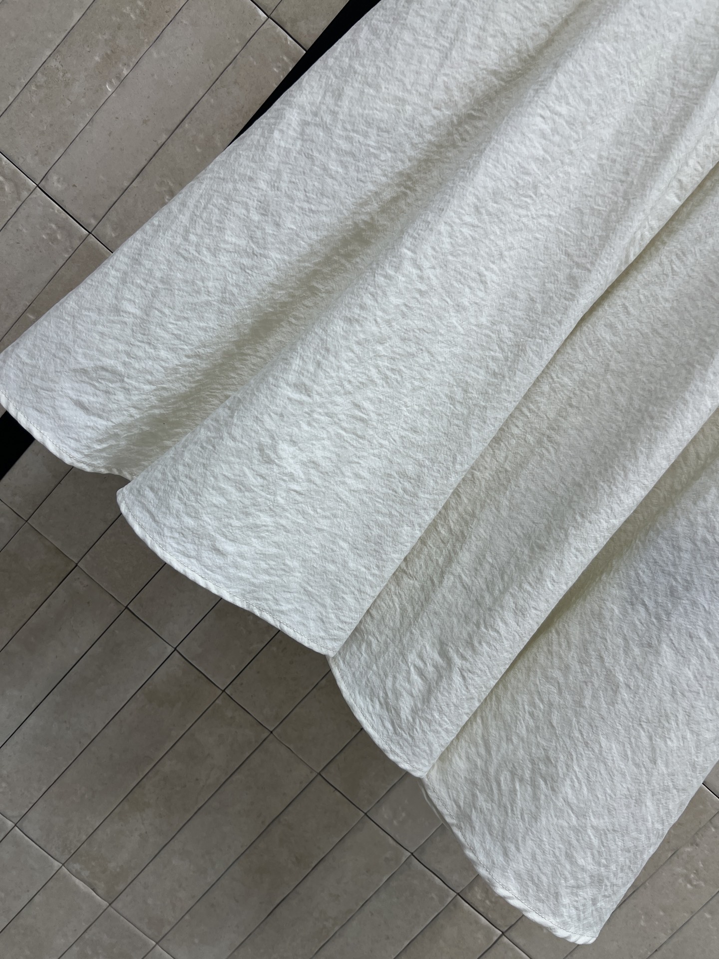 PD家 26春夏新款 白色褶皱衬衫裙 短袖+翻领设计 简约又有细节感 腰部抽绳可调节 轻松修饰身形 A字