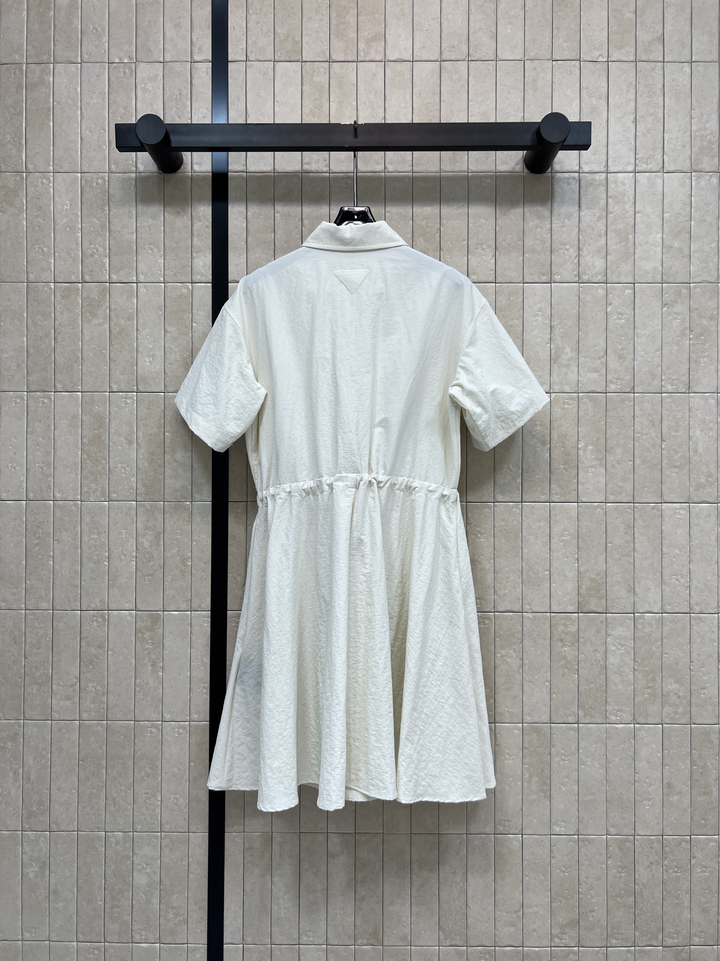 PD家 26春夏新款 白色褶皱衬衫裙 短袖+翻领设计 简约又有细节感 腰部抽绳可调节 轻松修饰身形 A字