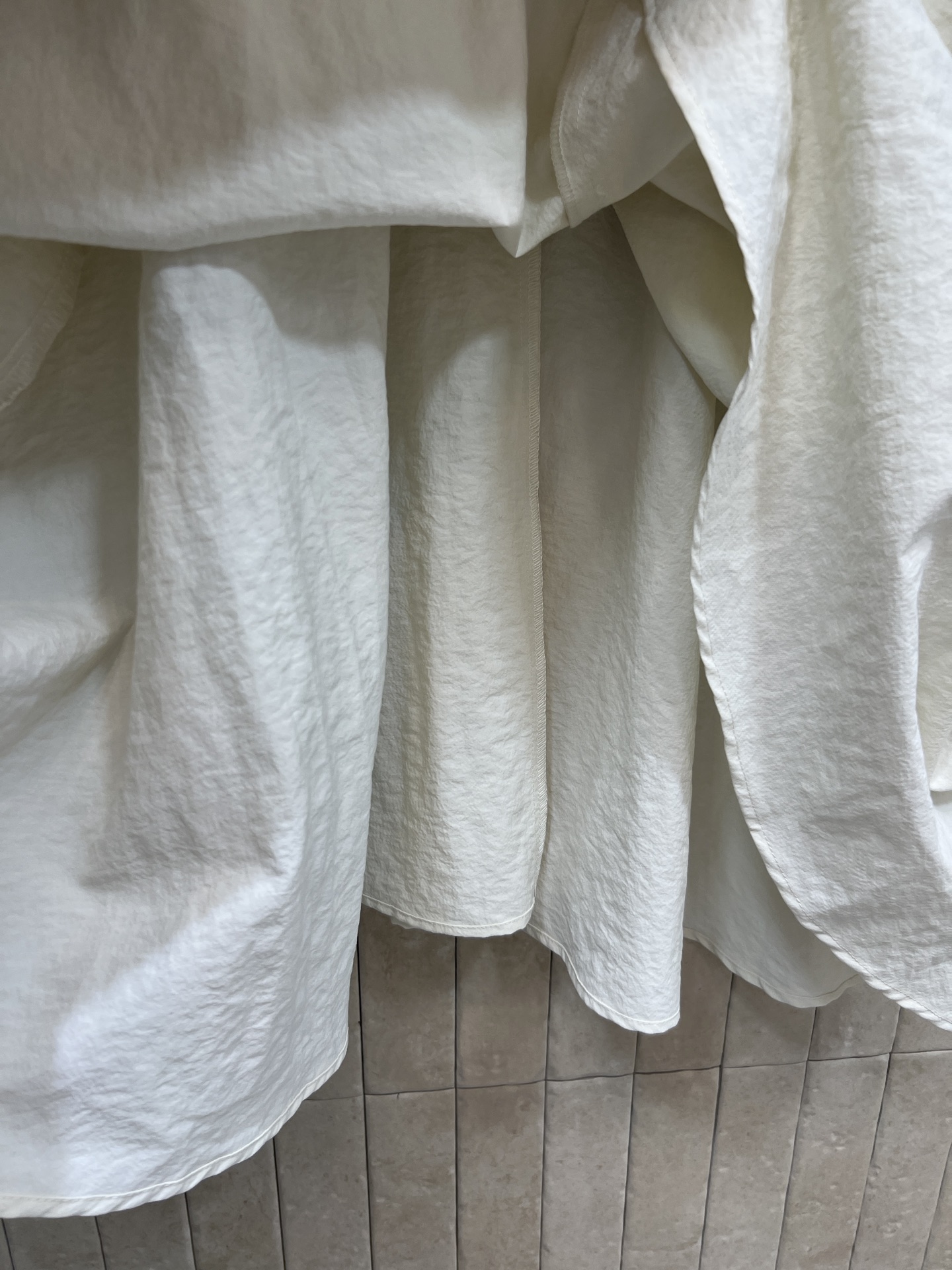 PD家 26春夏新款 白色褶皱衬衫裙 短袖+翻领设计 简约又有细节感 腰部抽绳可调节 轻松修饰身形 A字