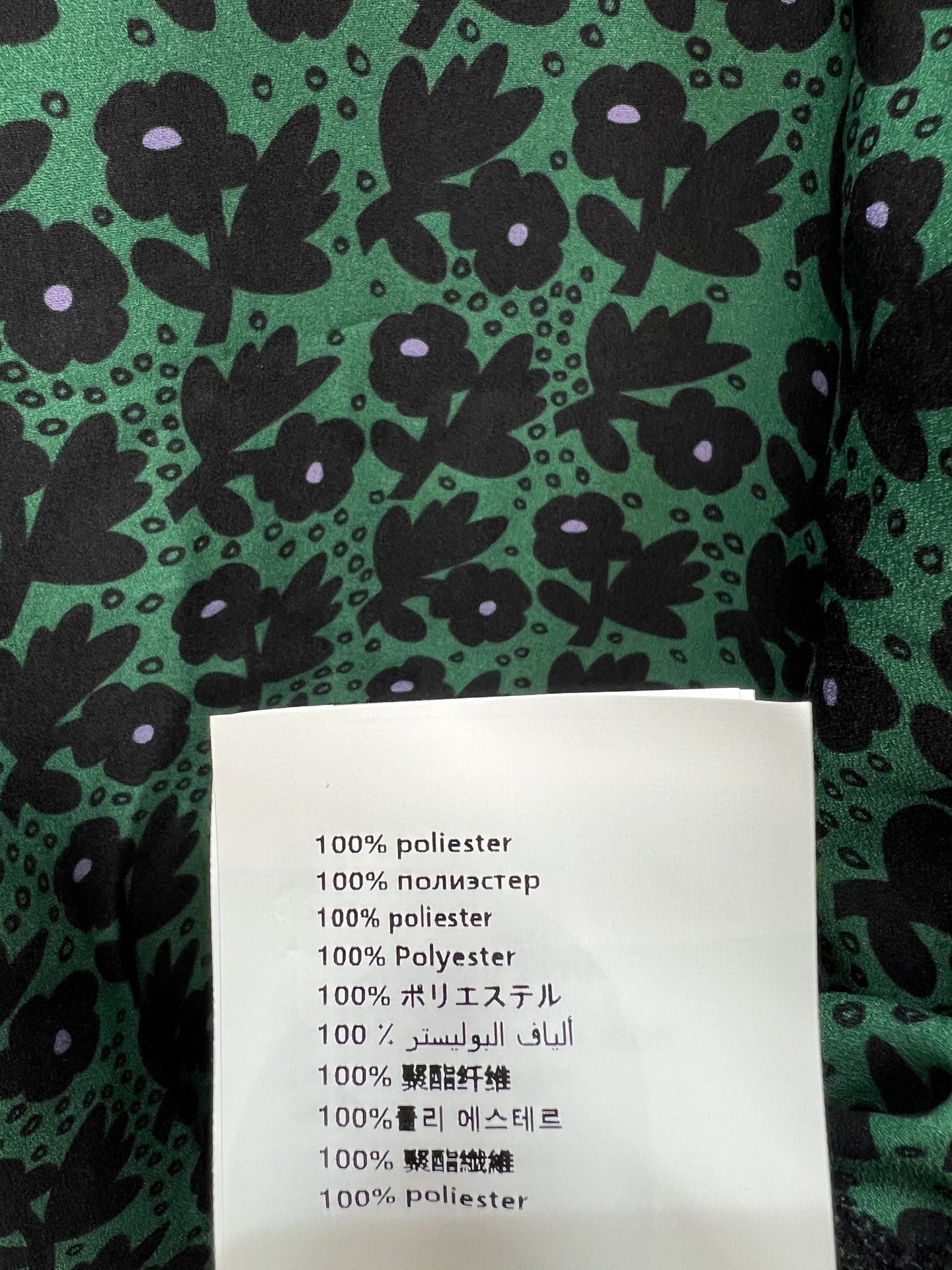 MIU家 26春夏新款 碎花吊带连衣裙 面料轻盈透气 春夏穿超舒服 V领+细吊带设计 黑色碎花和蕾丝边 