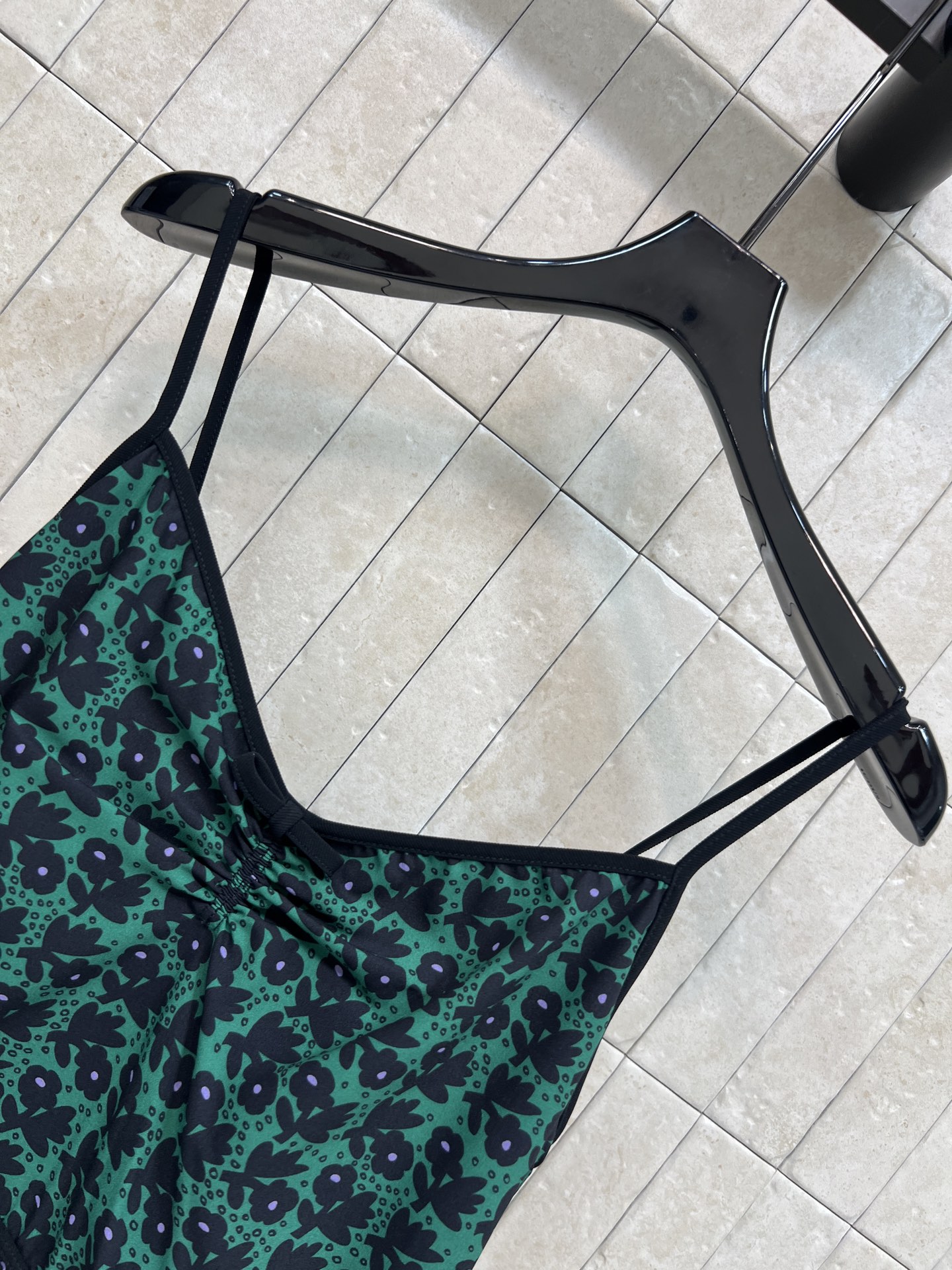 MIU家 26春夏新款 碎花吊带连衣裙 面料轻盈透气 春夏穿超舒服 V领+细吊带设计 黑色碎花和蕾丝边 