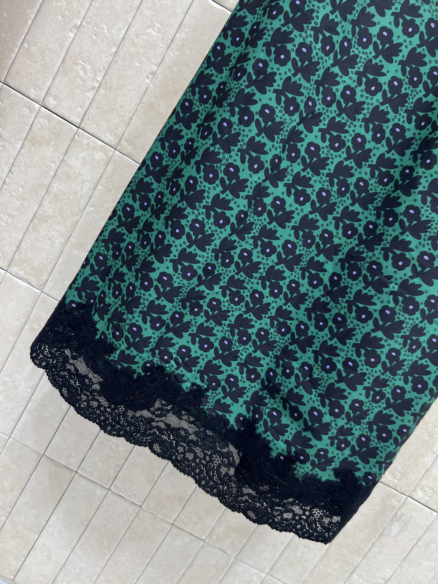 MIU家 26春夏新款 碎花吊带连衣裙 面料轻盈透气 春夏穿超舒服 V领+细吊带设计 黑色碎花和蕾丝边 