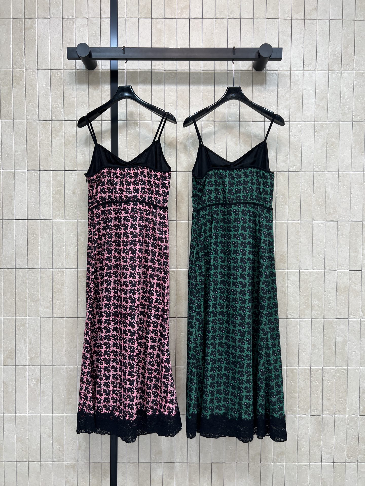 MIU家 26春夏新款 碎花吊带连衣裙 面料轻盈透气 春夏穿超舒服 V领+细吊带设计 黑色碎花和蕾丝边 