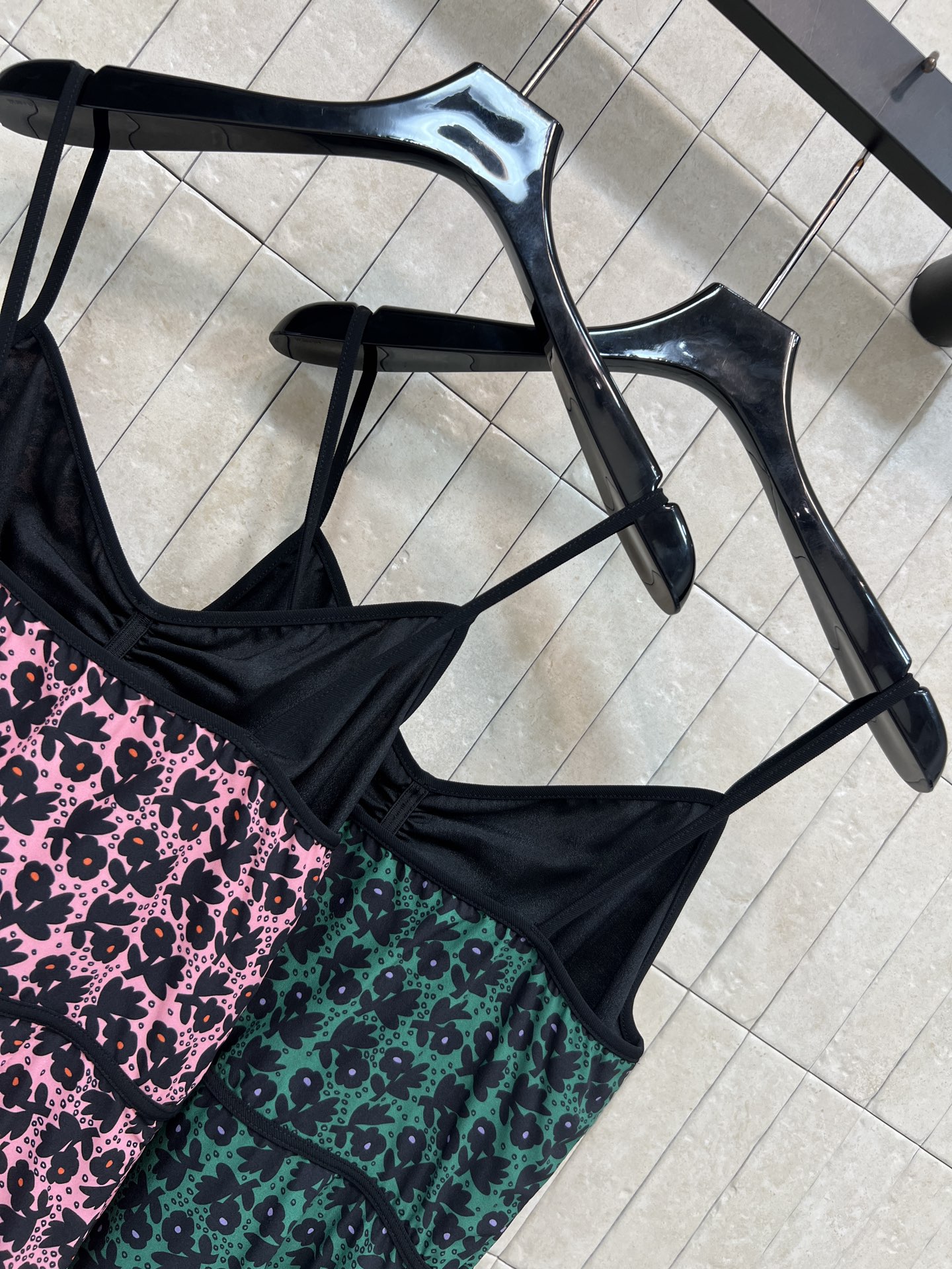 MIU家 26春夏新款 碎花吊带连衣裙 面料轻盈透气 春夏穿超舒服 V领+细吊带设计 黑色碎花和蕾丝边 