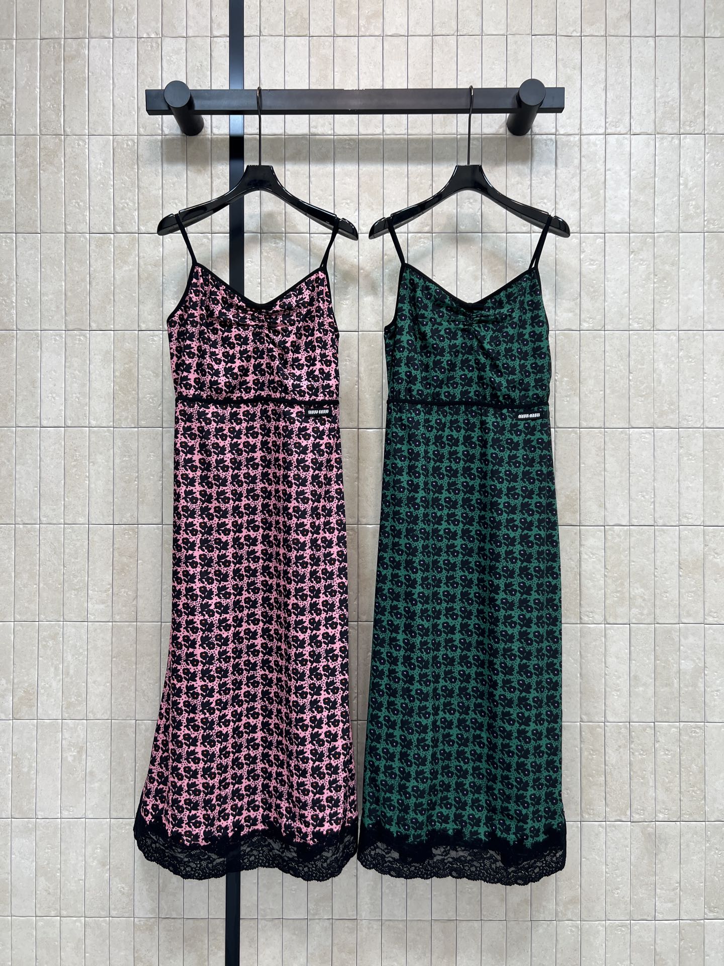 MIU家 26春夏新款 碎花吊带连衣裙 面料轻盈透气 春夏穿超舒服 V领+细吊带设计 黑色碎花和蕾丝边 