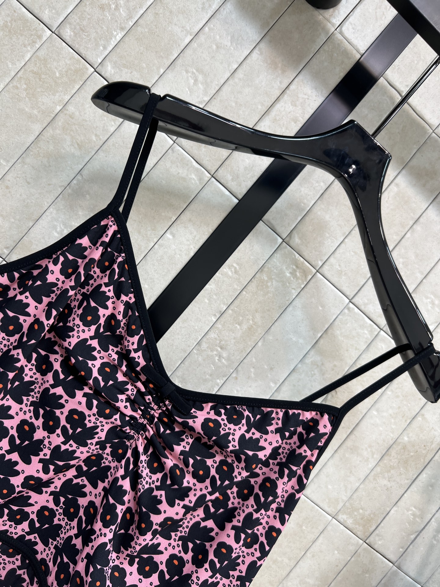 MIU家 26春夏新款 碎花吊带连衣裙 面料轻盈透气 春夏穿超舒服 V领+细吊带设计 黑色碎花和蕾丝边 