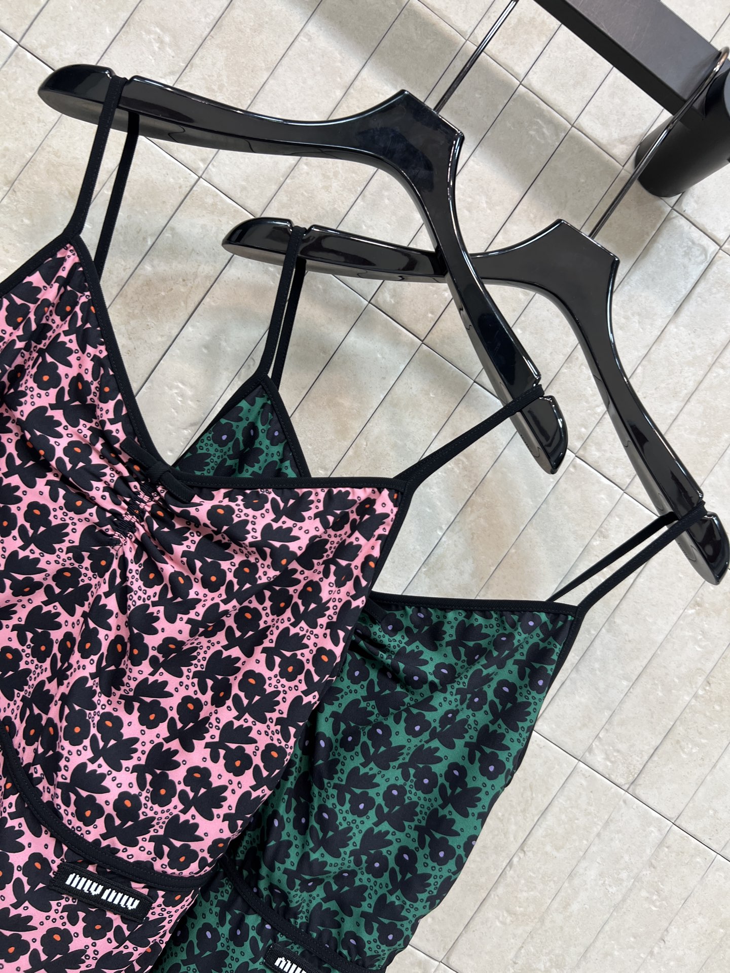 MIU家 26春夏新款 碎花吊带连衣裙 面料轻盈透气 春夏穿超舒服 V领+细吊带设计 黑色碎花和蕾丝边 