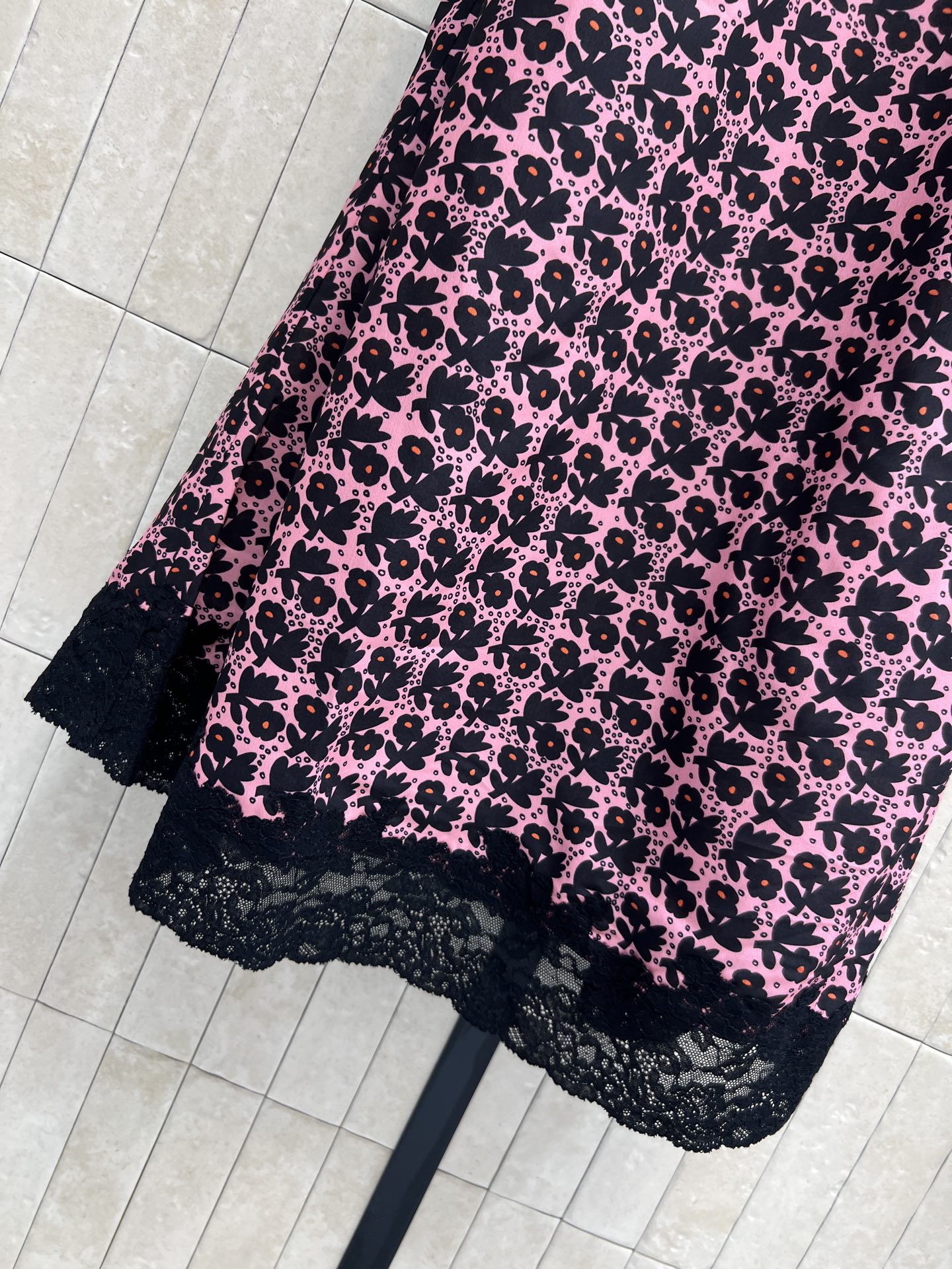 MIU家 26春夏新款 碎花吊带连衣裙 面料轻盈透气 春夏穿超舒服 V领+细吊带设计 黑色碎花和蕾丝边 