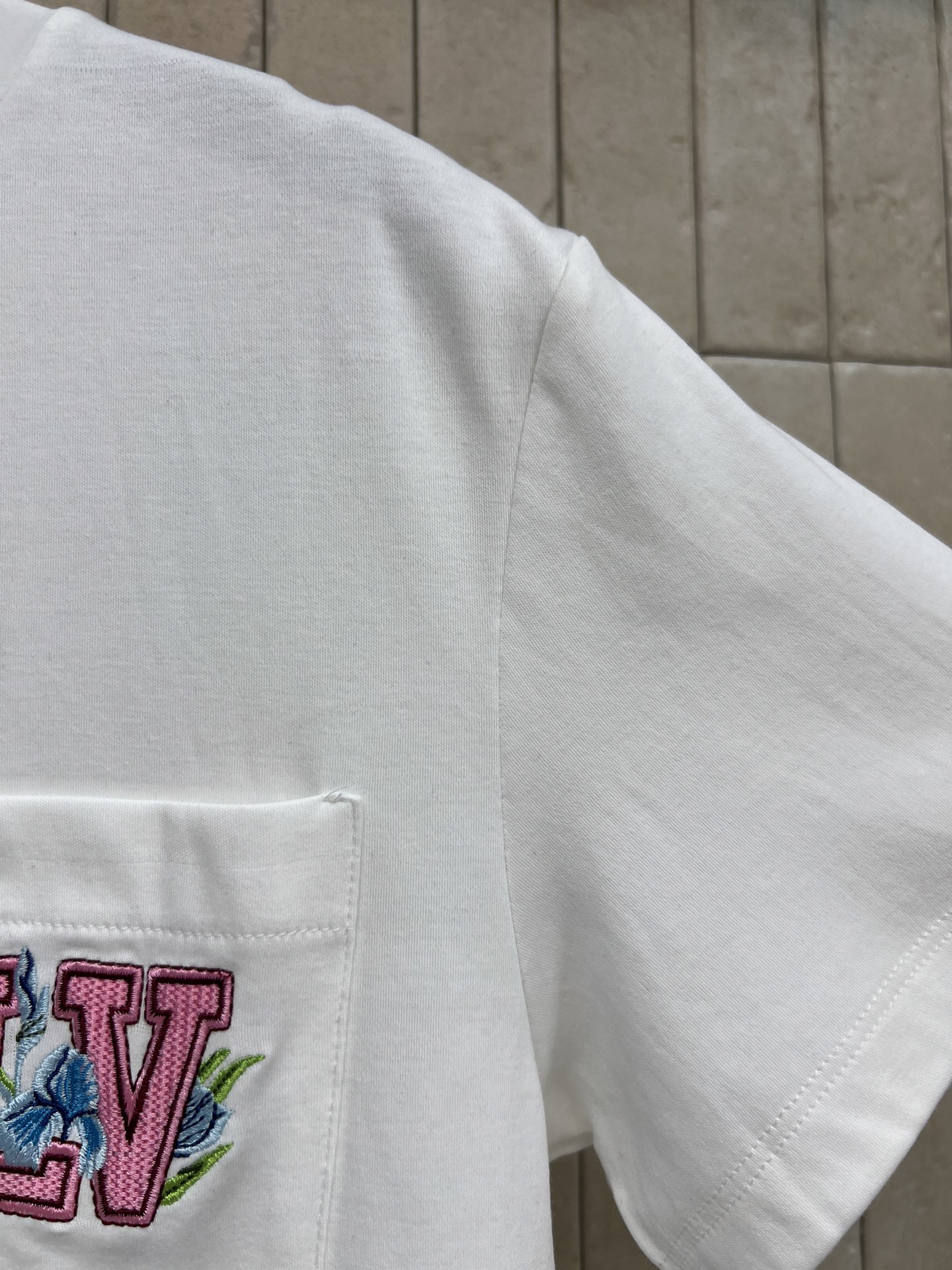 L家 26春夏新款 刺绣口袋T恤 采用纯棉面料 透气性超棒 胸前口袋有彩色logo刺绣 复古又时髦 圆领