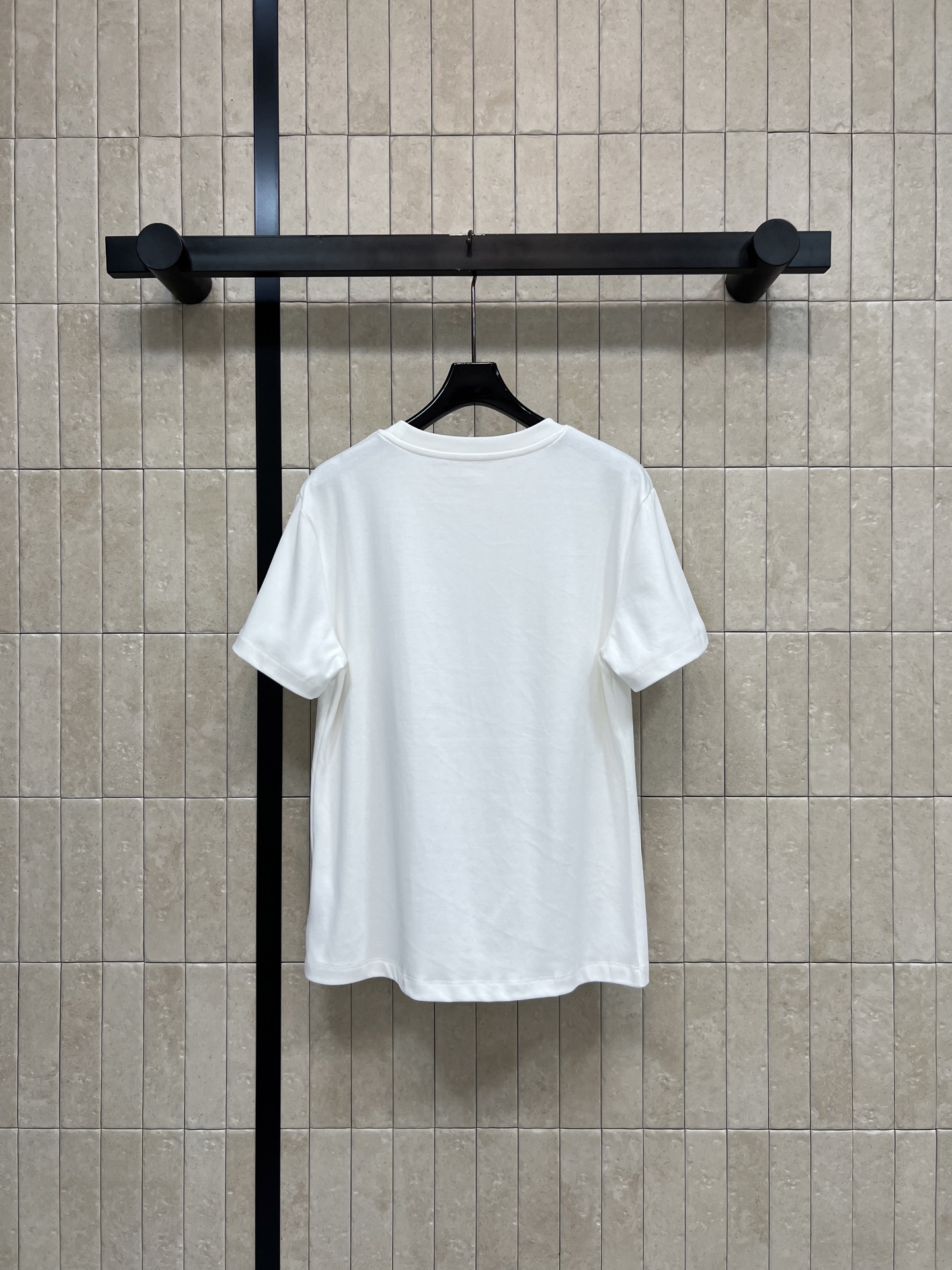 L家 26春夏新款 刺绣口袋T恤 采用纯棉面料 透气性超棒 胸前口袋有彩色logo刺绣 复古又时髦 圆领