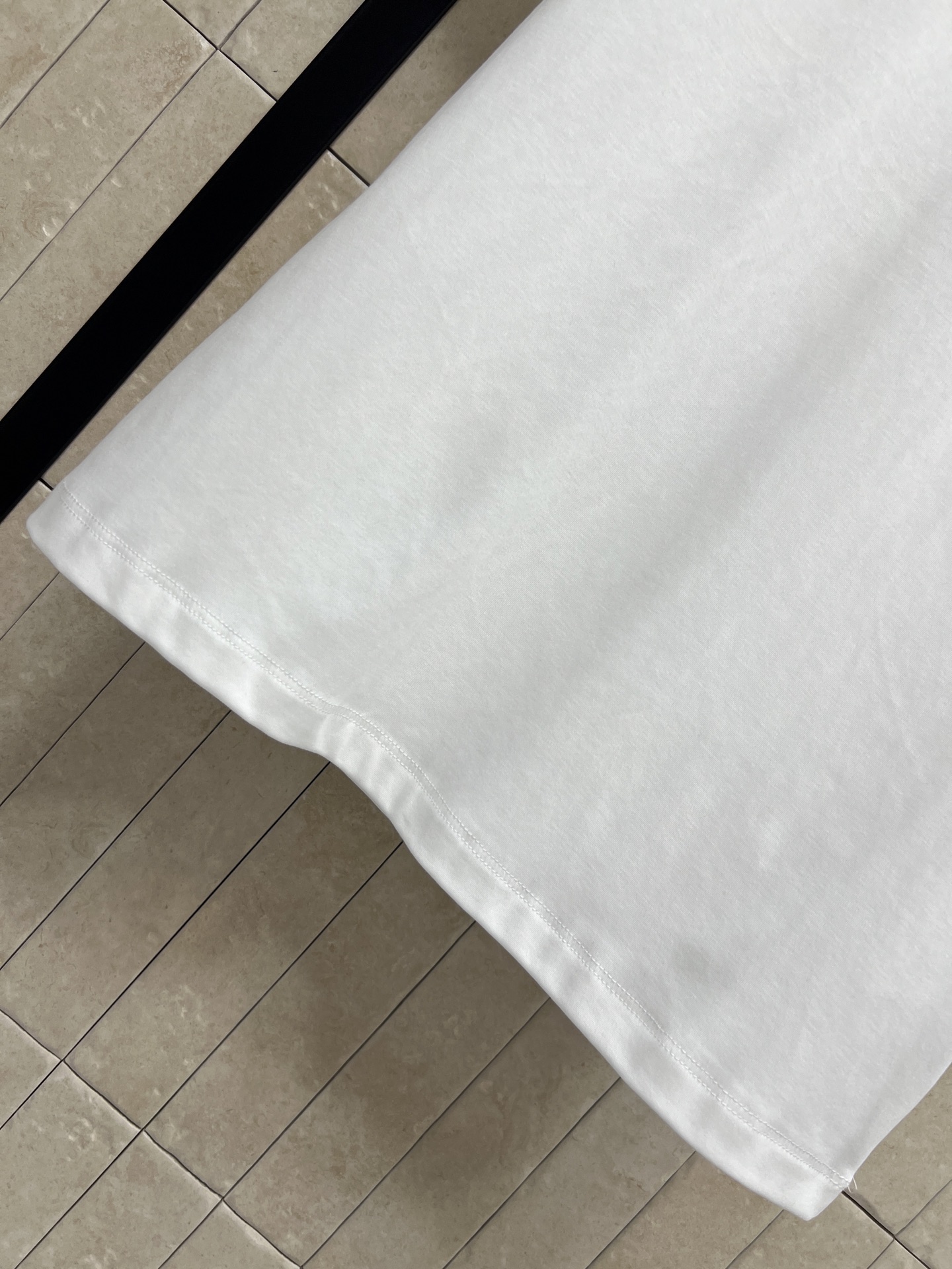 L家 26春夏新款 刺绣口袋T恤 采用纯棉面料 透气性超棒 胸前口袋有彩色logo刺绣 复古又时髦 圆领