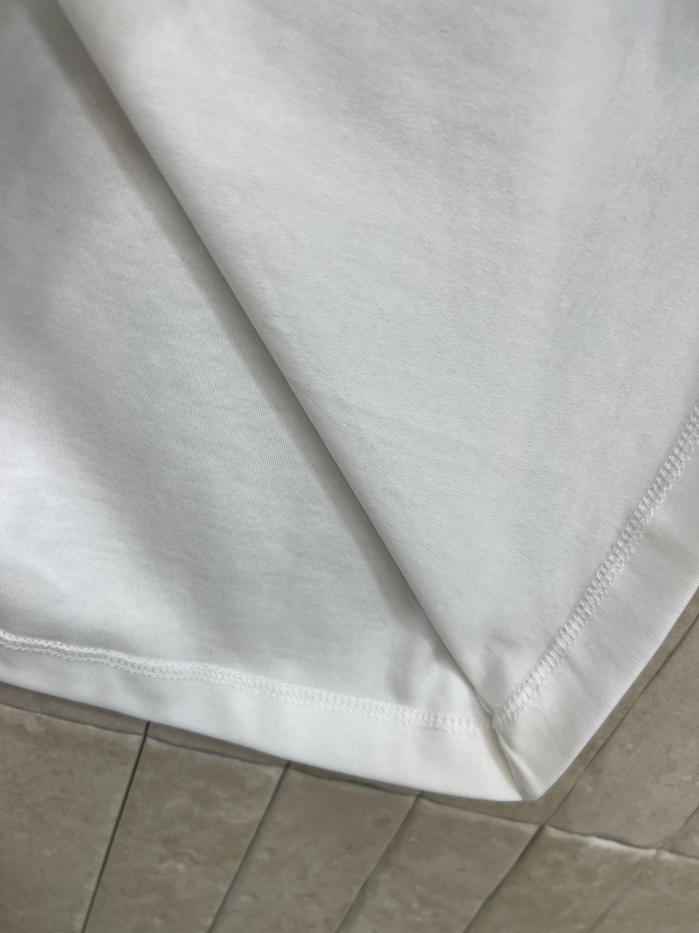 L家 26春夏新款 刺绣口袋T恤 采用纯棉面料 透气性超棒 胸前口袋有彩色logo刺绣 复古又时髦 圆领