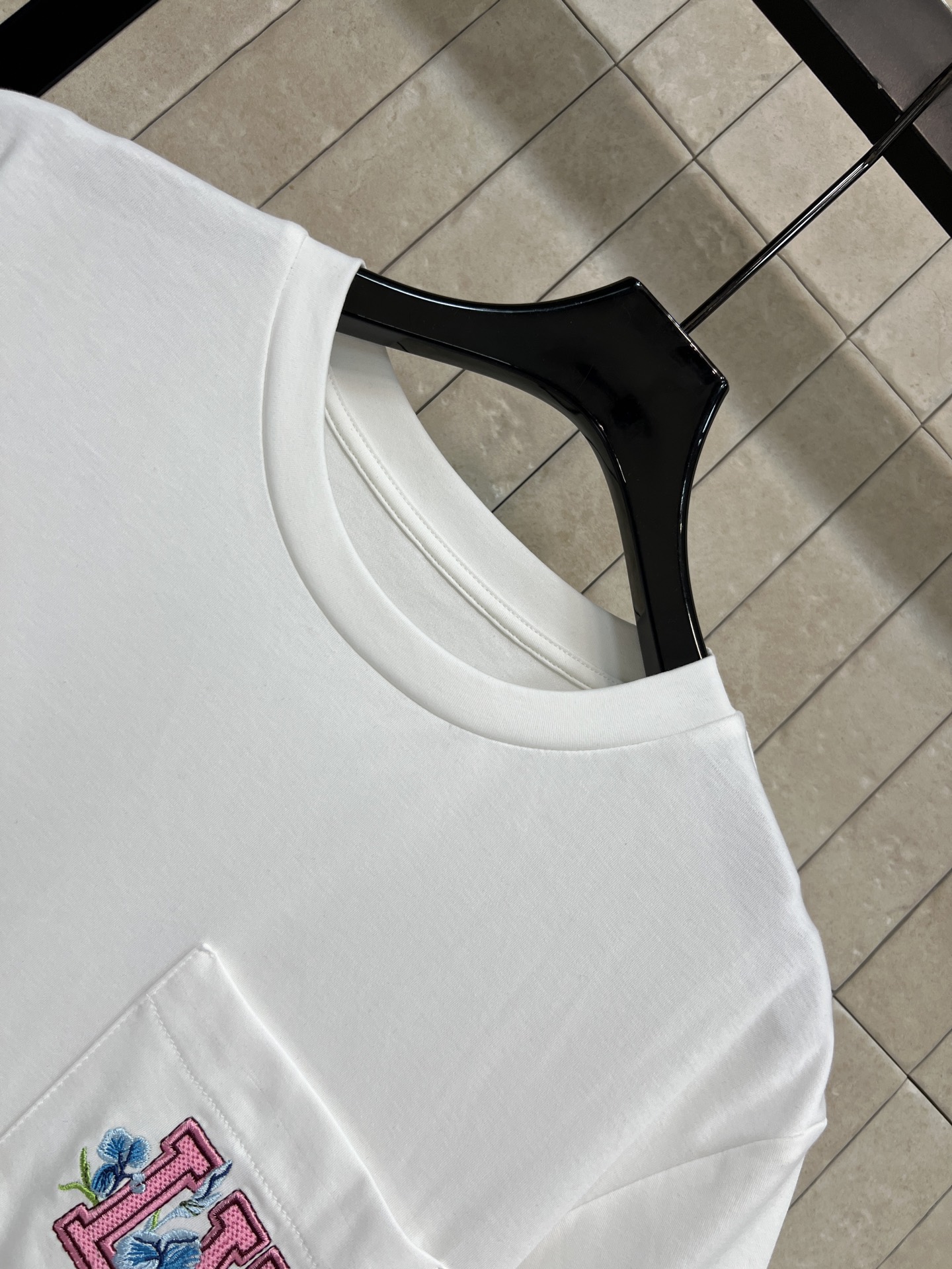 L家 26春夏新款 刺绣口袋T恤 采用纯棉面料 透气性超棒 胸前口袋有彩色logo刺绣 复古又时髦 圆领