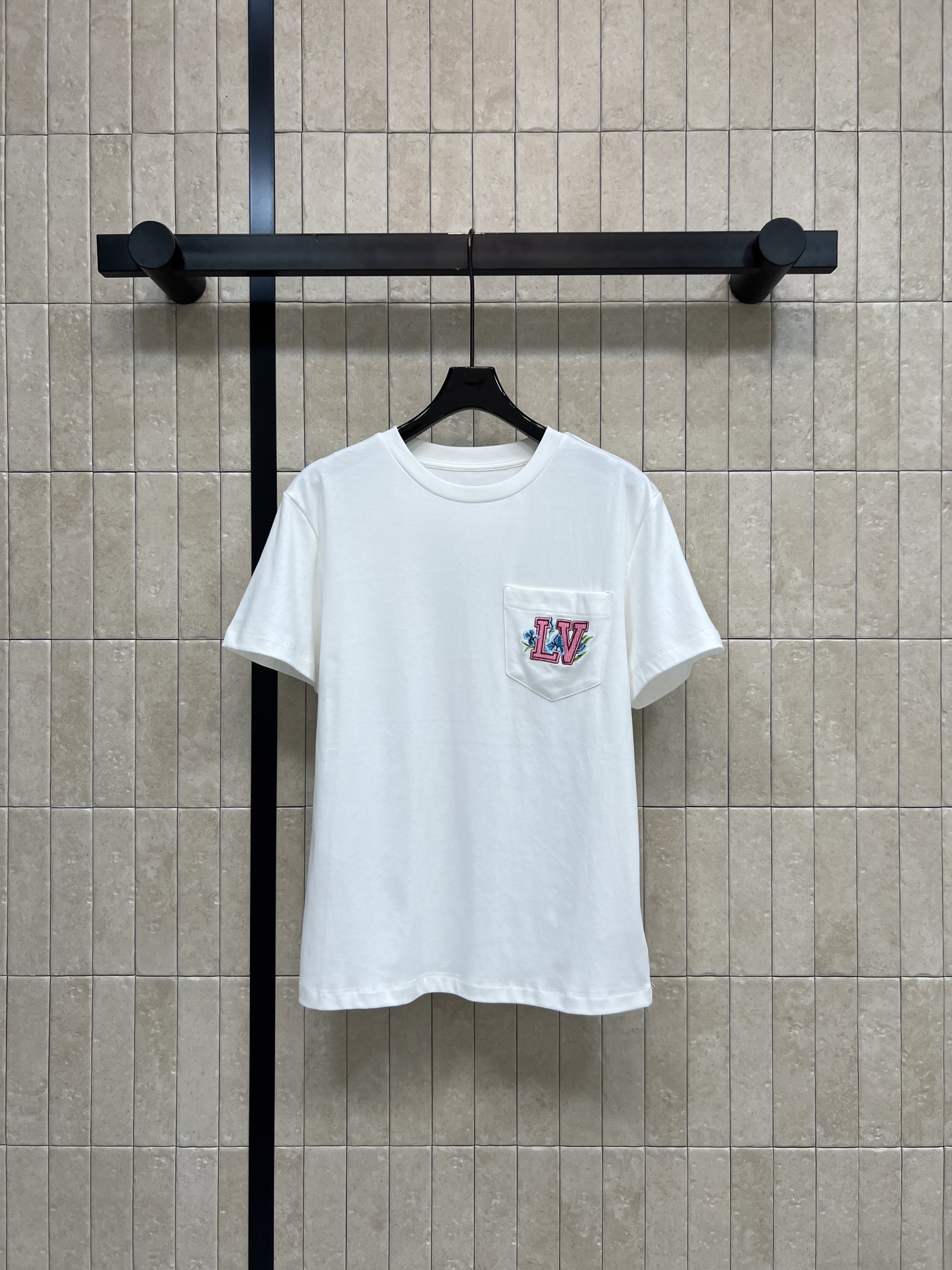 NO:807351,L's 26 spring and summer new style embroidered pocket T-shirt. Made of pure cotton fabric. Excellent breathability. Colorful logo embroidery on the chest pocket. Retro and fashionable. The round neck design is simple and versatile. The loose version is super friendly to the body. Easily control various styles. Whether paired with jeans or a skirt, you can easily wear it with a high-end feel. It is suitable for daily casual or light luxury occasions. Two colors and three sizes, Size/S-M-L,, louis  vuitton,skirts,jeans,tees,t-shirt,19860909L家 26春夏新款 刺绣口袋T恤 采用纯棉面料 透气性超棒 胸前口袋有彩色logo刺绣 复古又时髦 圆领设计简约百搭 宽松版型对身材超友好 轻松驾驭各种风格 无论配牛仔裤还是半裙 都能轻松穿出高级感 日常休闲或轻奢场合都很适合哦 两色三码Size/S-M-L,,louis vuitton,skirts,jeans,tees，t-shirt,,Women's clothing