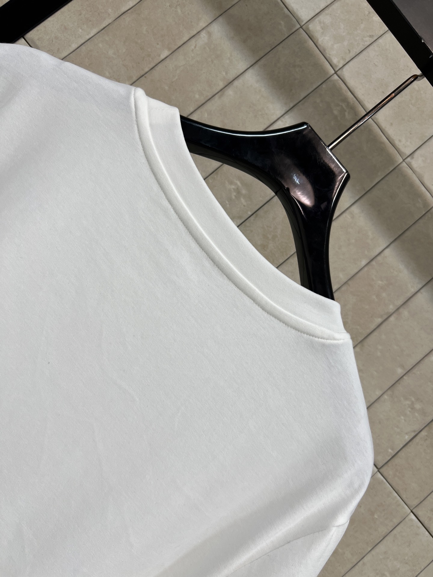 L家 26春夏新款 刺绣口袋T恤 采用纯棉面料 透气性超棒 胸前口袋有彩色logo刺绣 复古又时髦 圆领