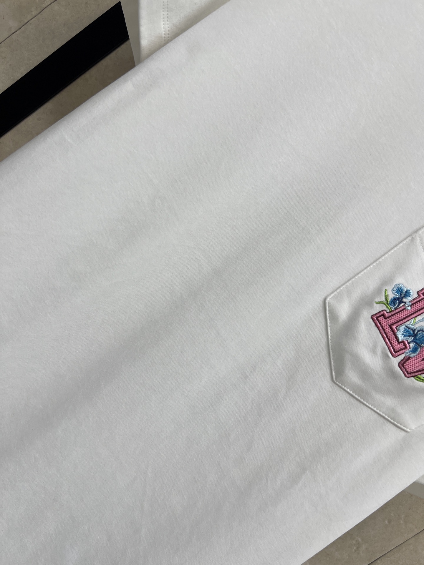 L家 26春夏新款 刺绣口袋T恤 采用纯棉面料 透气性超棒 胸前口袋有彩色logo刺绣 复古又时髦 圆领