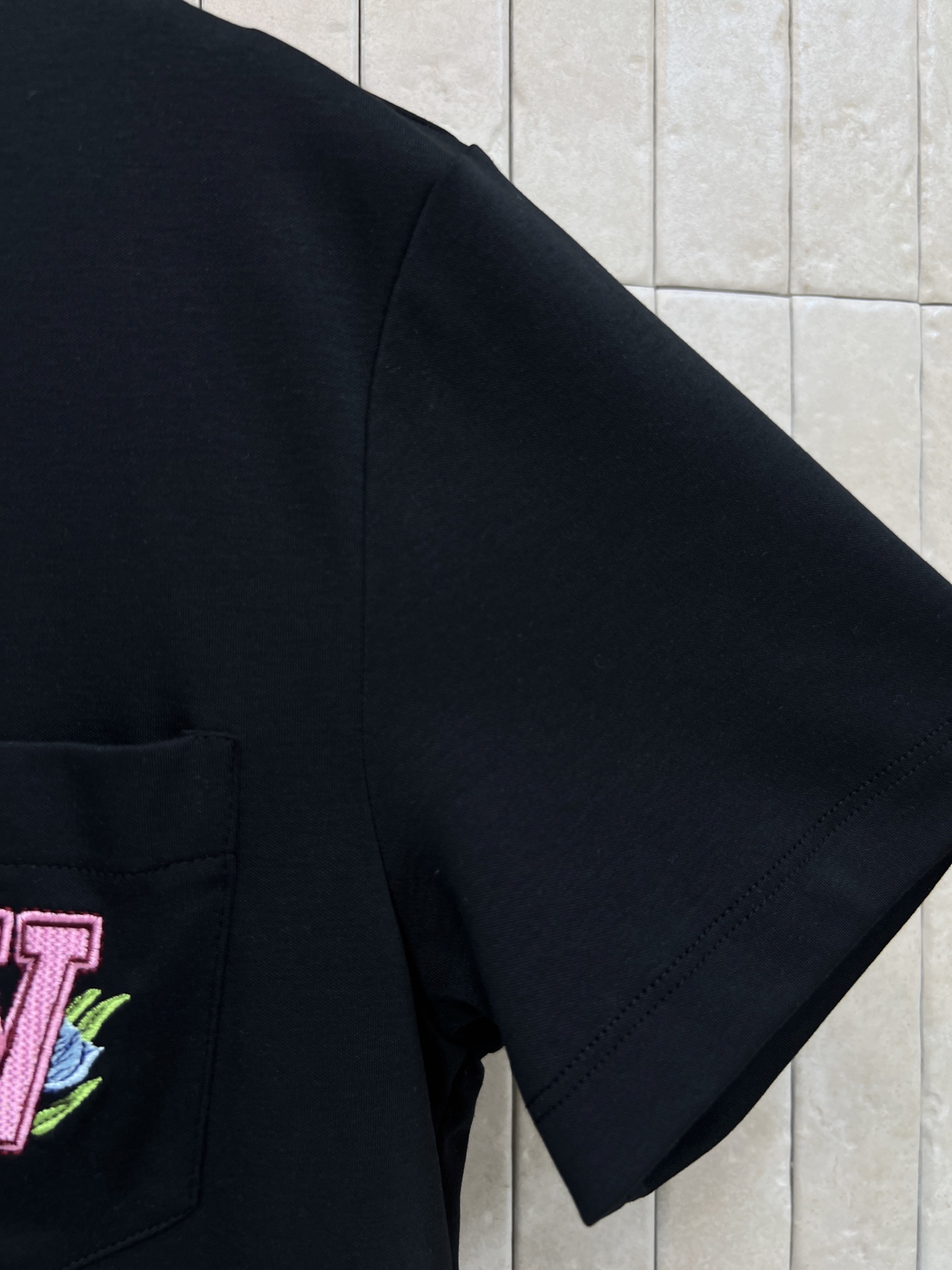 L家 26春夏新款 刺绣口袋T恤 采用纯棉面料 透气性超棒 胸前口袋有彩色logo刺绣 复古又时髦 圆领