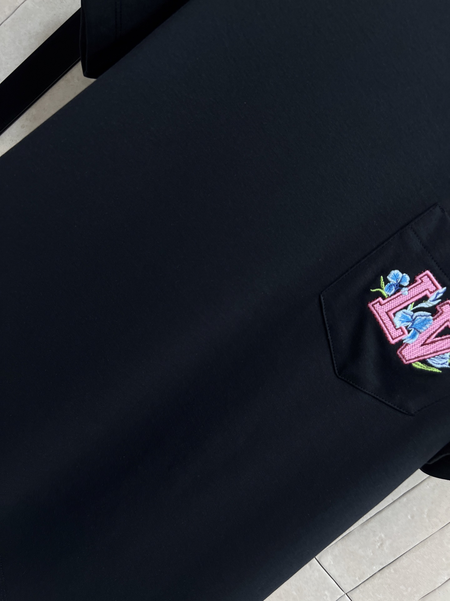 L家 26春夏新款 刺绣口袋T恤 采用纯棉面料 透气性超棒 胸前口袋有彩色logo刺绣 复古又时髦 圆领