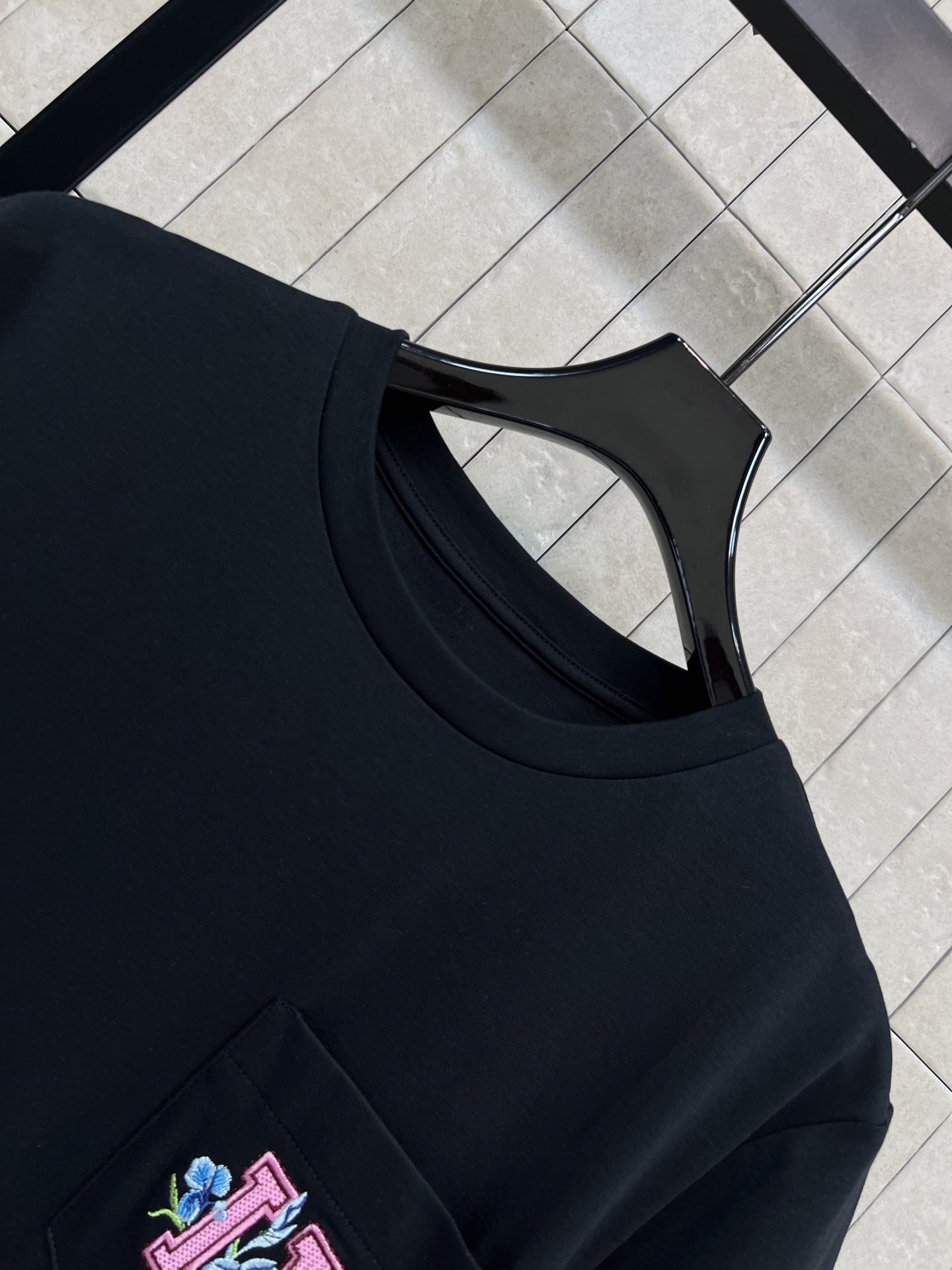 L家 26春夏新款 刺绣口袋T恤 采用纯棉面料 透气性超棒 胸前口袋有彩色logo刺绣 复古又时髦 圆领