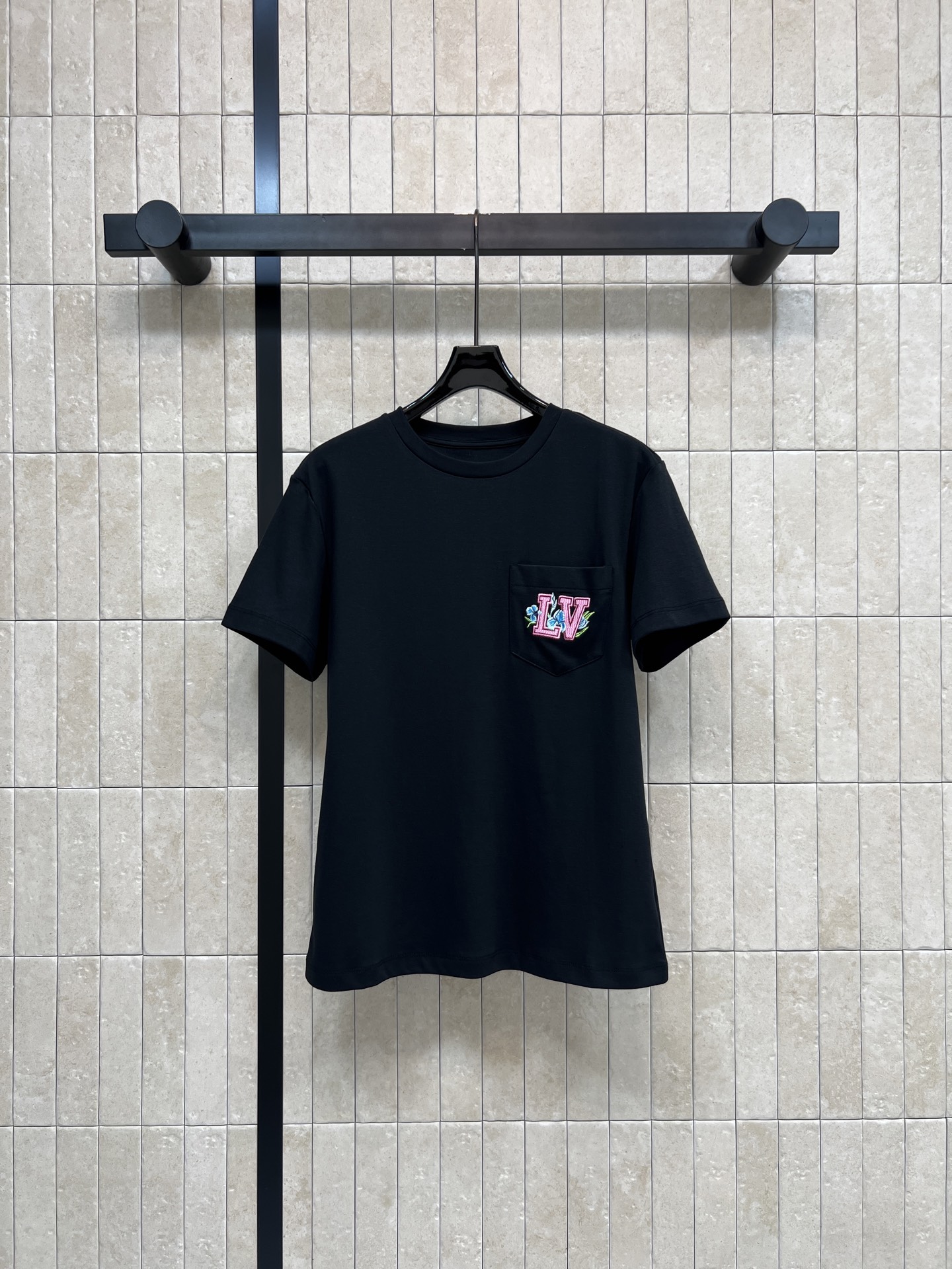 NO:807348,L's 26 spring and summer new style embroidered pocket T-shirt. Made of pure cotton fabric. Excellent breathability. Colorful logo embroidery on the chest pocket. Retro and fashionable. The round neck design is simple and versatile. The loose version is super friendly to the body. Easily control various styles. Whether paired with jeans or a skirt, you can easily wear it with a high-end feel. It is suitable for daily casual or light luxury occasions. Two colors and three sizes, Size/S-M-L,, louis  vuitton,skirts,jeans,tees,t-shirt,19860909L家 26春夏新款 刺绣口袋T恤 采用纯棉面料 透气性超棒 胸前口袋有彩色logo刺绣 复古又时髦 圆领设计简约百搭 宽松版型对身材超友好 轻松驾驭各种风格 无论配牛仔裤还是半裙 都能轻松穿出高级感 日常休闲或轻奢场合都很适合哦 两色三码Size/S-M-L,,louis vuitton,skirts,jeans,tees，t-shirt,,Women's clothing