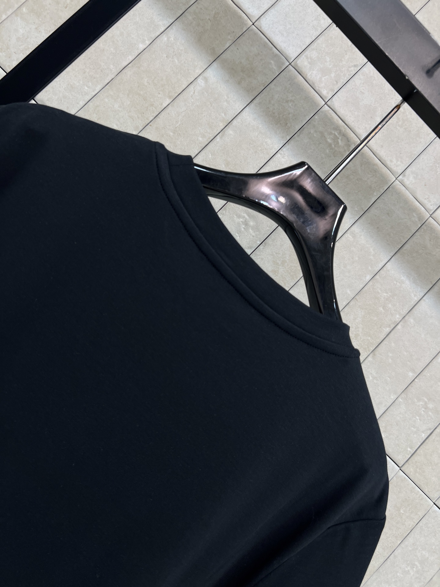 L家 26春夏新款 刺绣口袋T恤 采用纯棉面料 透气性超棒 胸前口袋有彩色logo刺绣 复古又时髦 圆领