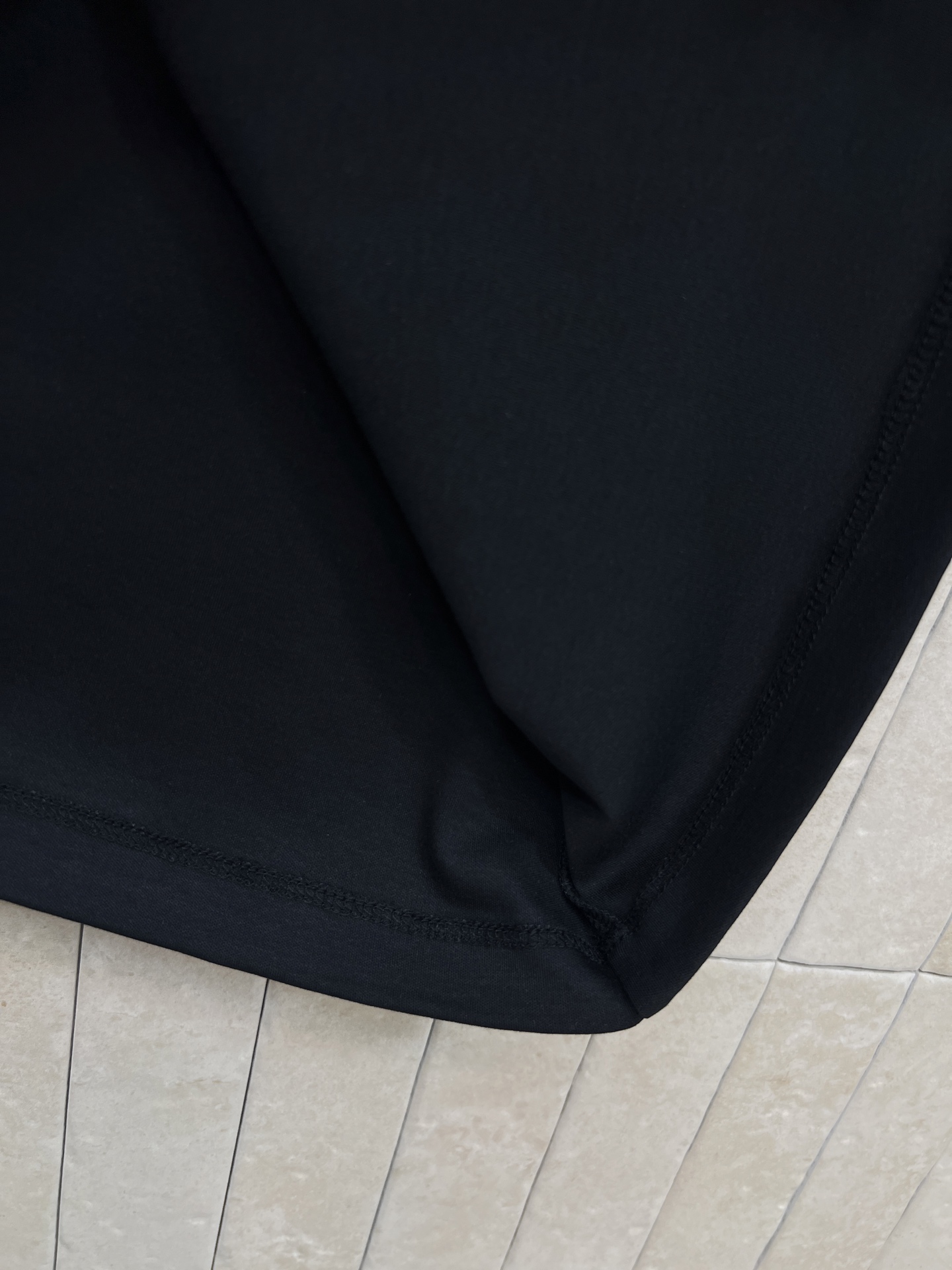 L家 26春夏新款 刺绣口袋T恤 采用纯棉面料 透气性超棒 胸前口袋有彩色logo刺绣 复古又时髦 圆领