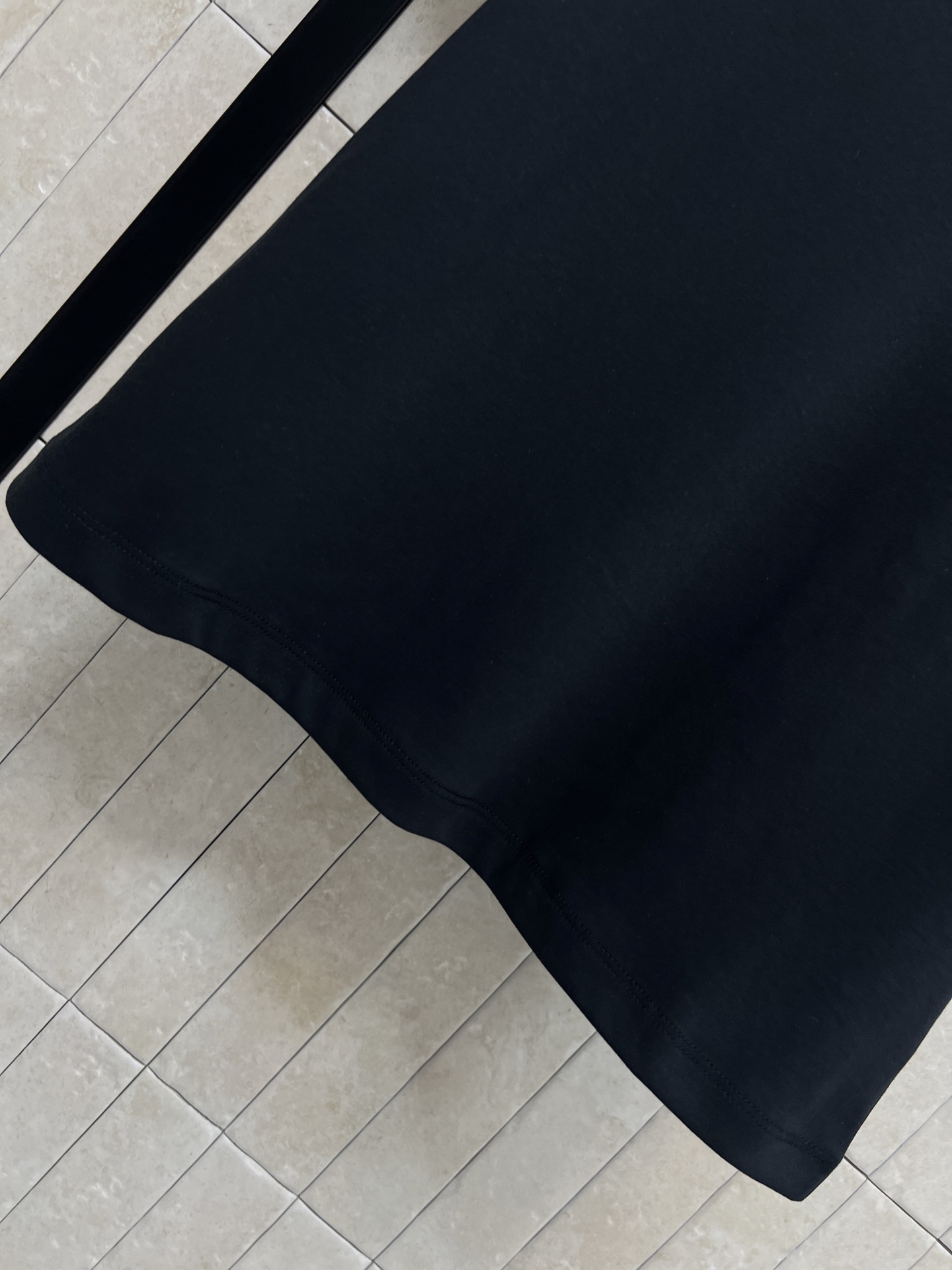 L家 26春夏新款 刺绣口袋T恤 采用纯棉面料 透气性超棒 胸前口袋有彩色logo刺绣 复古又时髦 圆领