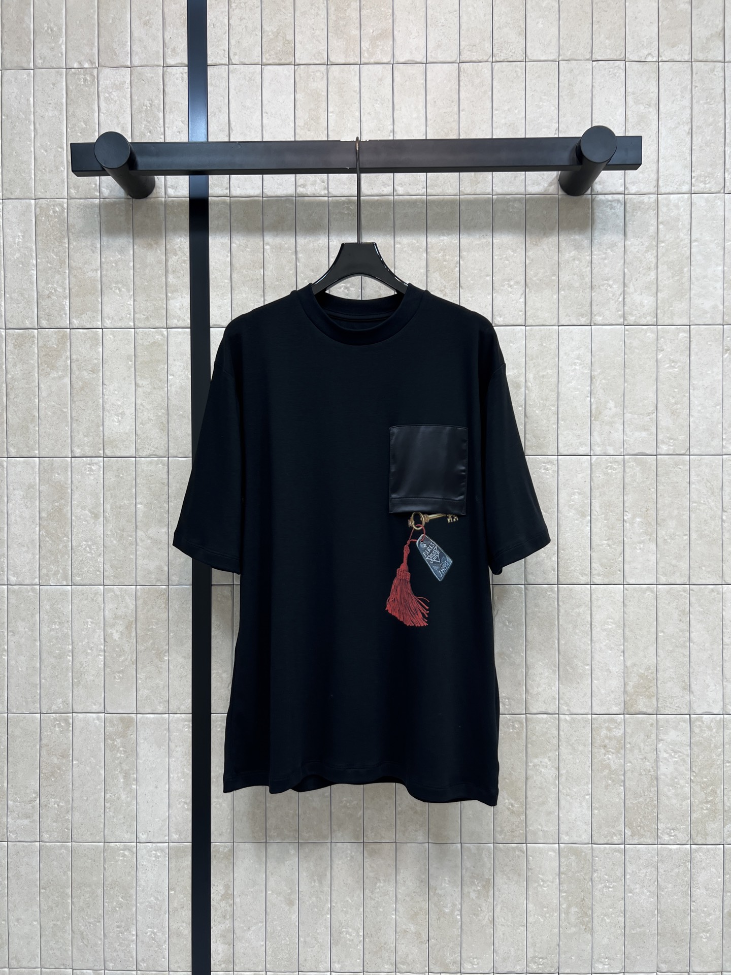 NO:807345,L's 26 spring and summer new style pocket printed T-shirt. The cotton material is draped and stiff and not easy to deform. Asymmetrical pocket splicing design + tassel printing. Perfect details. Loose shoulder silhouette. It hides the flesh and looks slim without picking up the figure. It is OK to wear alone or layered. Easily create a casual or street style. It looks good with jeans and skirts. Two colors and three codes, Size/S-M-L, Louis Vuitton, skirts, jeans, tees, t-shirt,19860909L家 26春夏新款 口袋印花T恤 棉料垂坠挺括不易变形 不对称口袋拼接设计+流苏印花 细节满分 宽松落肩廓形 藏肉显瘦不挑身材 单穿或内搭都很OK 轻松打造休闲或街头风 随便搭牛仔裤 半身裙都好看 两色三码Size/S-M-L,,louis vuitton,skirts,jeans,tees，t-shirt,,Women's clothing