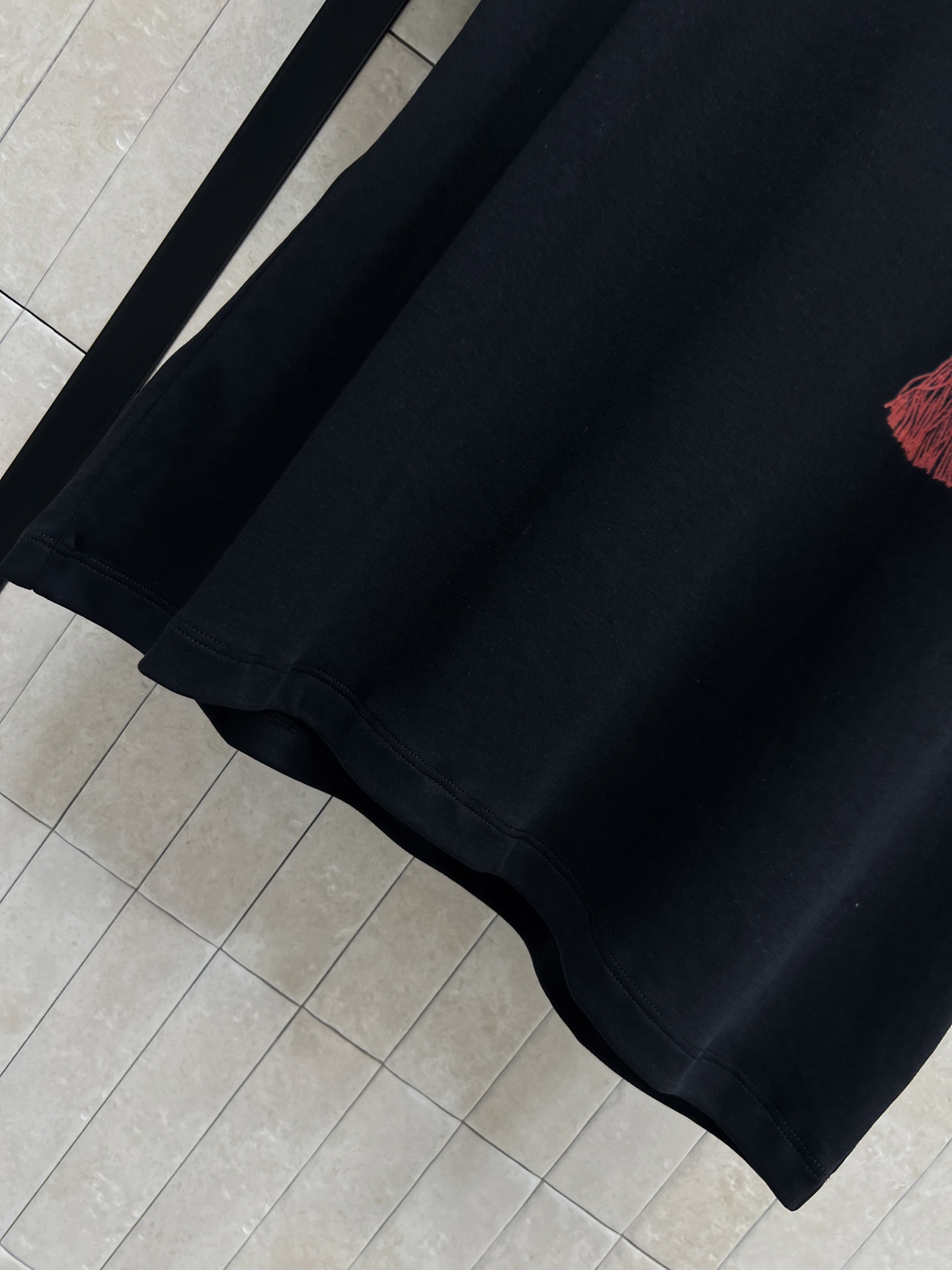 L家 26春夏新款 口袋印花T恤 棉料垂坠挺括不易变形 不对称口袋拼接设计+流苏印花 细节满分 宽松落肩