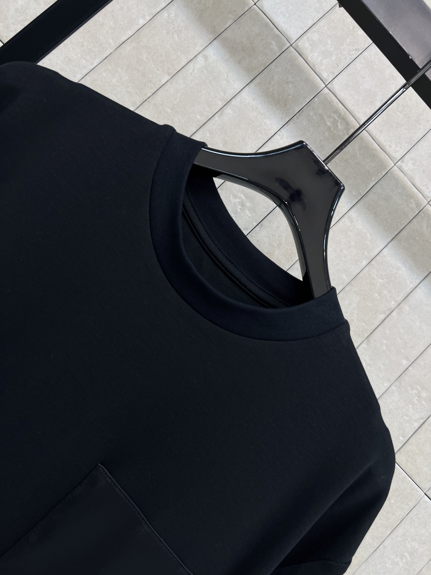 L家 26春夏新款 口袋印花T恤 棉料垂坠挺括不易变形 不对称口袋拼接设计+流苏印花 细节满分 宽松落肩